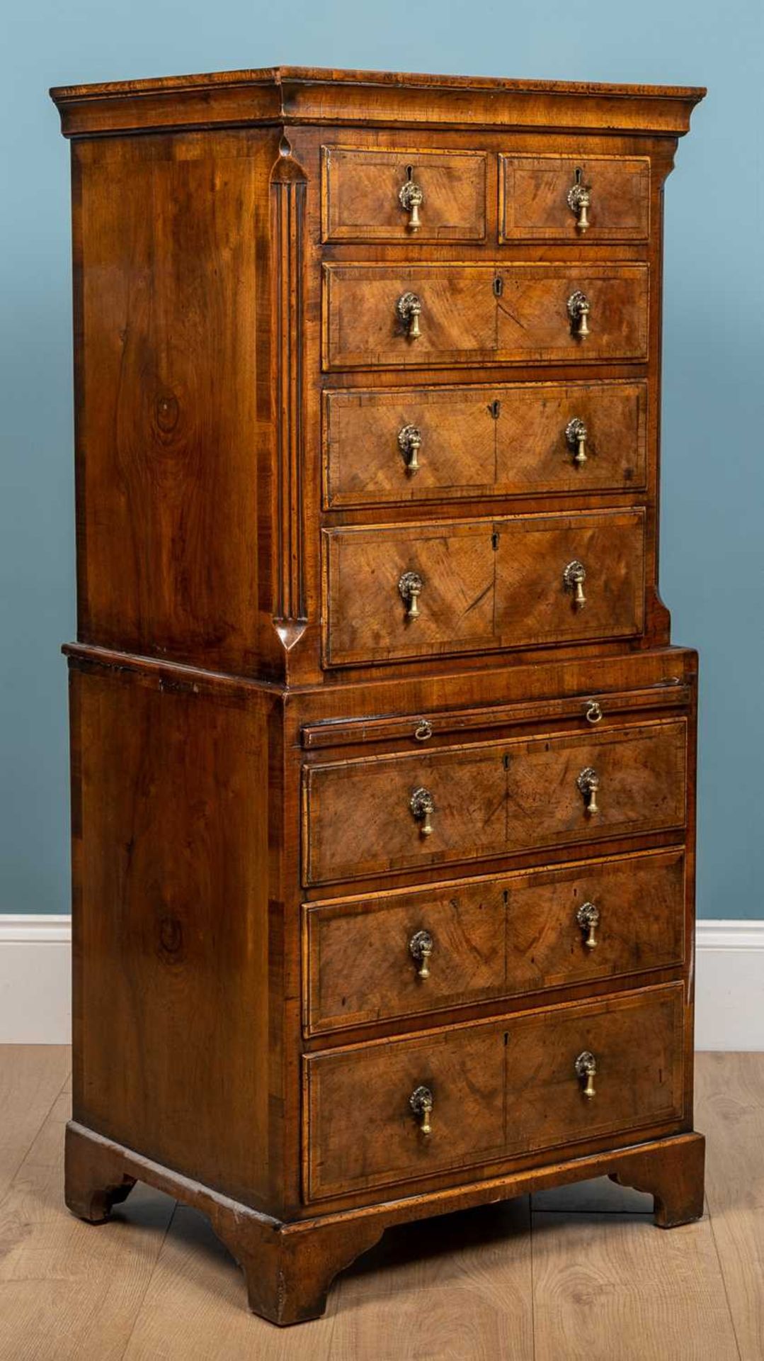 An 18th century style small sized walnut chest on chest - Bild 2 aus 6