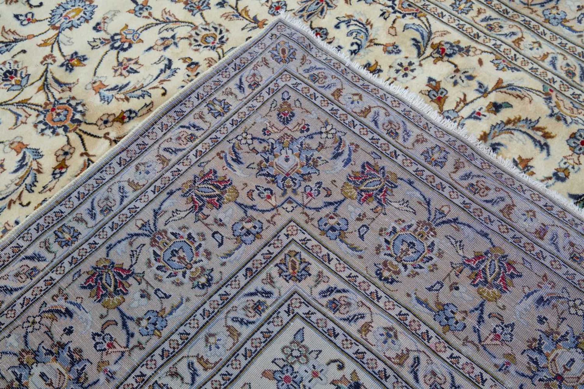 A Middle Eastern Kashan cream ground carpet - Bild 3 aus 3