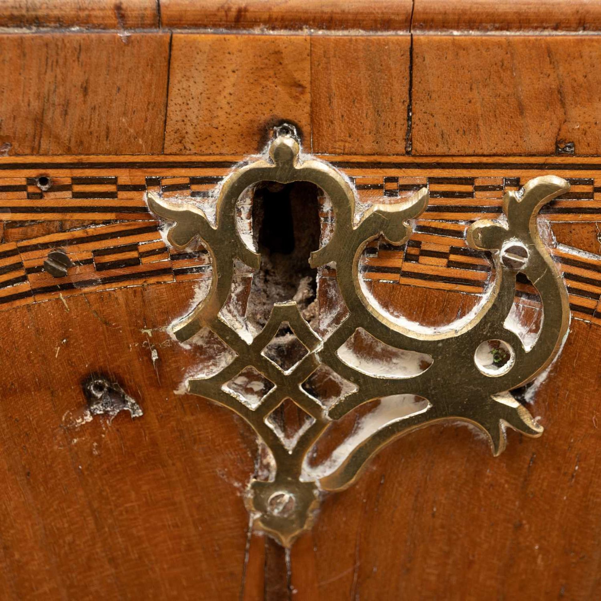 An 18th century walnut secretaire chest on chest - Bild 8 aus 13