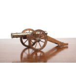 Model of a field cannon 20th Century, the carriage supported by two large wheels, 50cm (inc