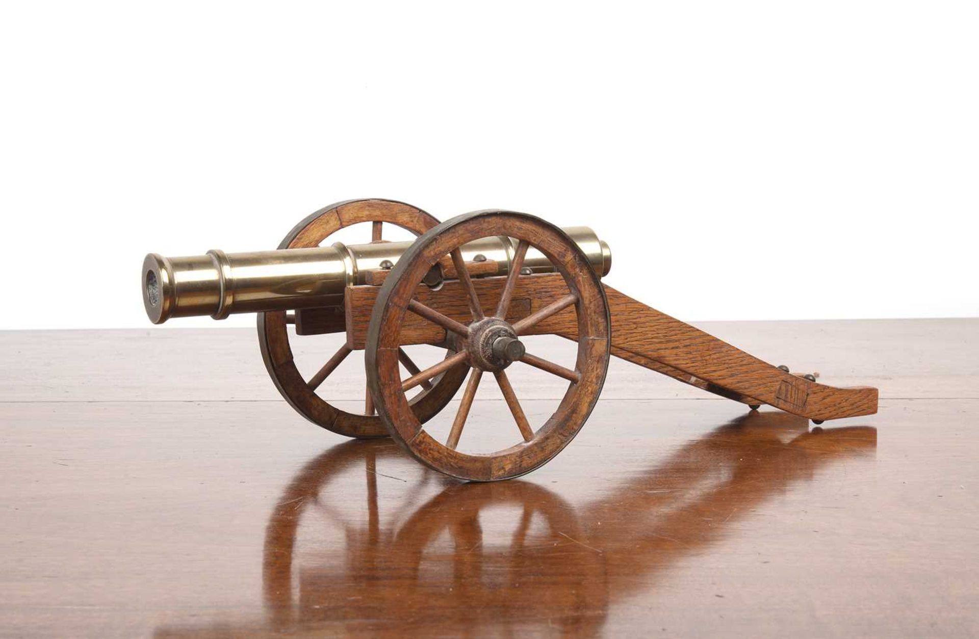 Model of a field cannon 20th Century, the carriage supported by two large wheels, 50cm (inc