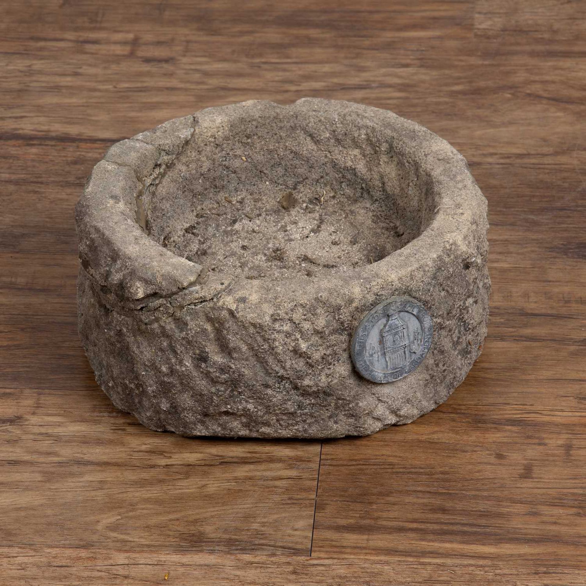 Rough hewn stone trough with label stating 'This stone came from the Houses of Parliament' 30cm - Image 3 of 4