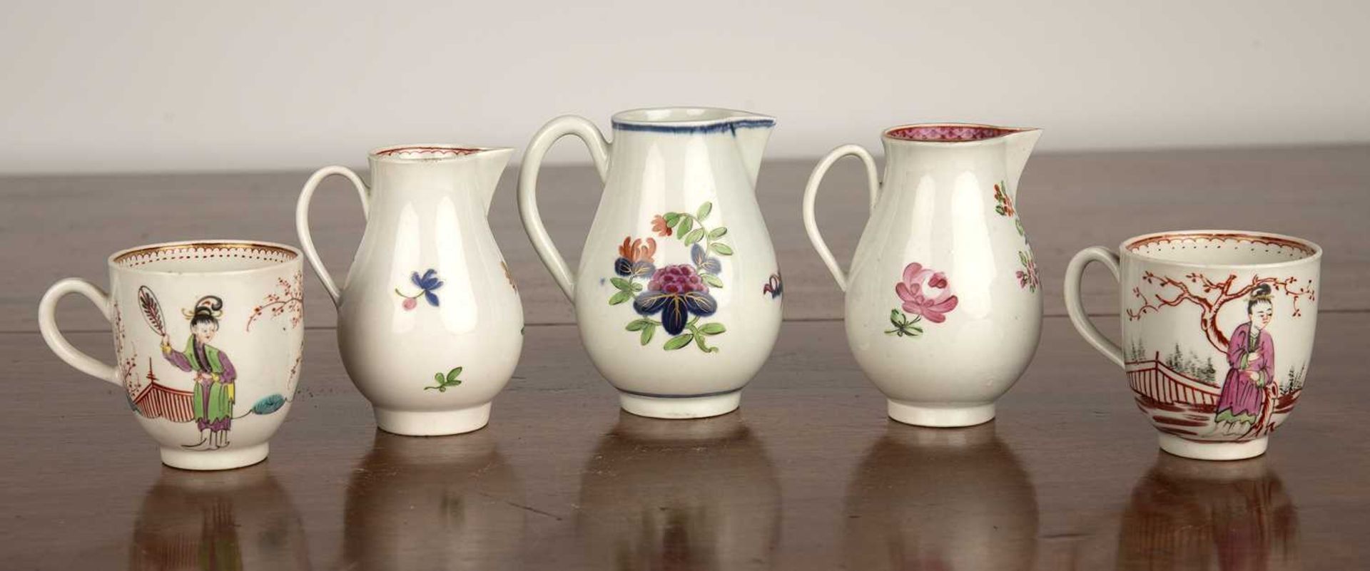 Small group of English porcelain late 18th Century, to include two Chinese painted coffee cups, - Bild 2 aus 3