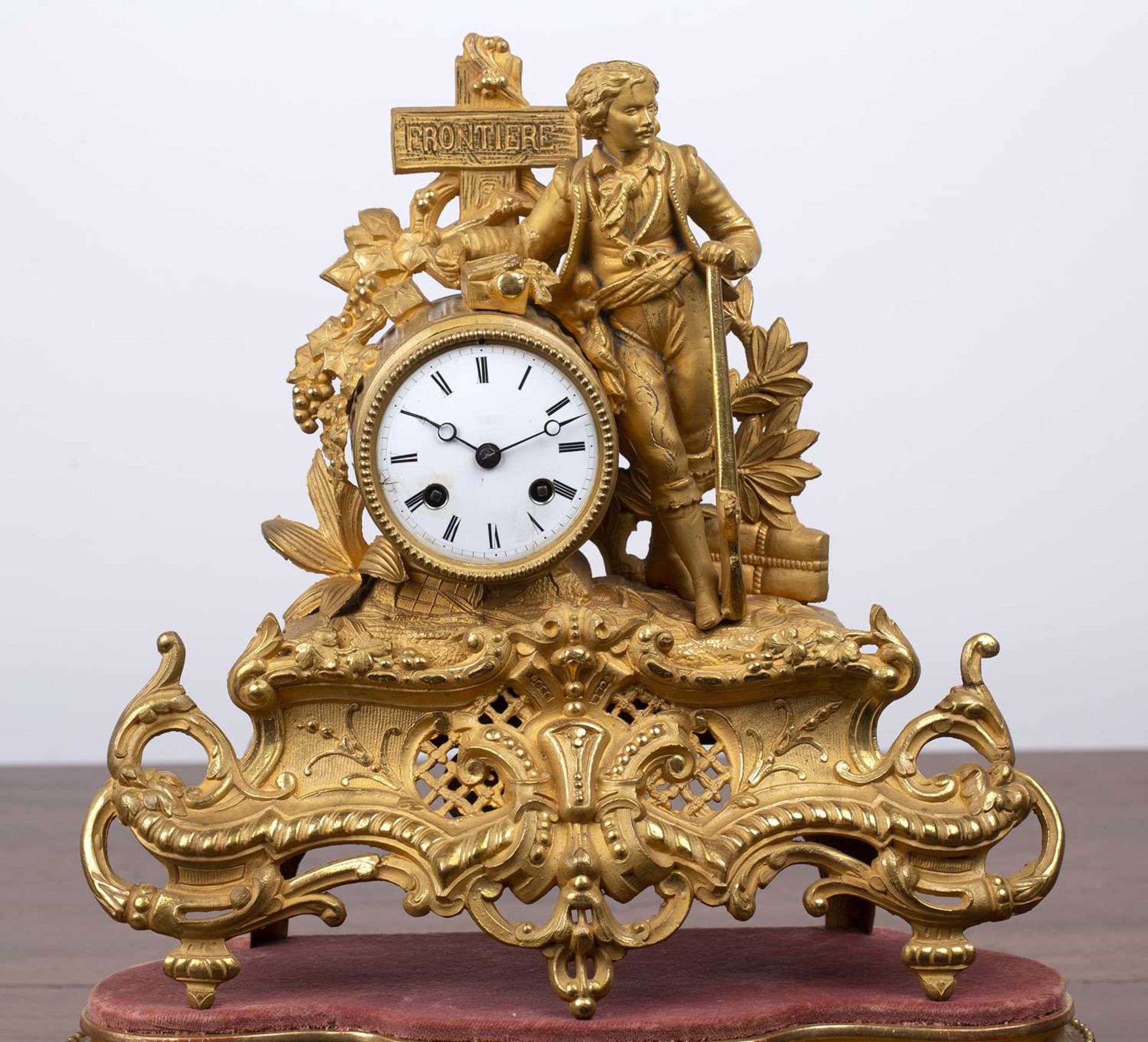 Gilt metal mantel clock French, 19th Century, with an enamel dial flanked by a figure leaning - Bild 2 aus 5