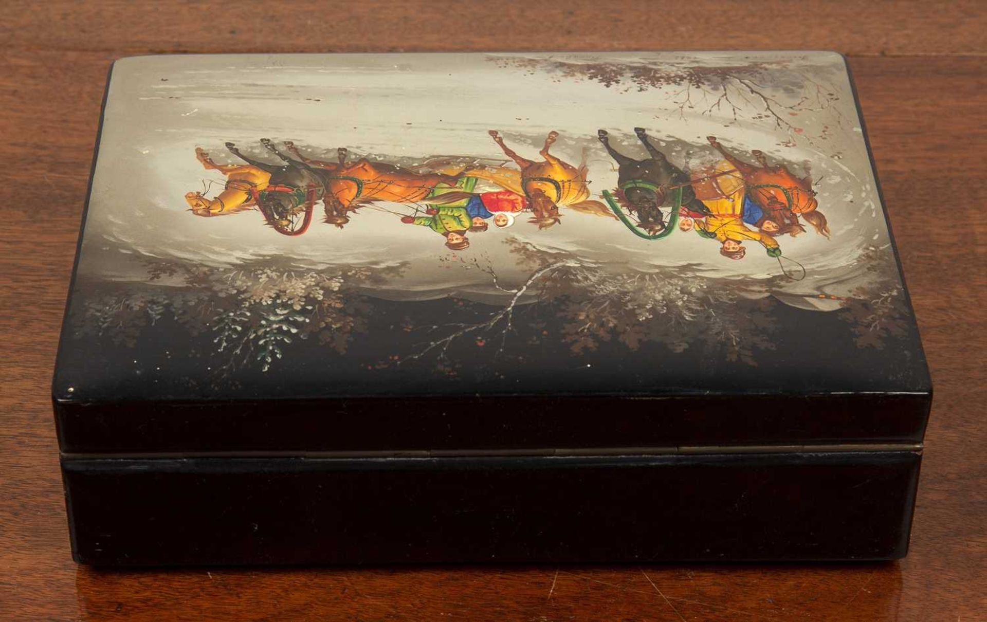 Russian lacquered box 20th Century, painted scene of figures in horse drawn troikas, signed and - Bild 4 aus 5