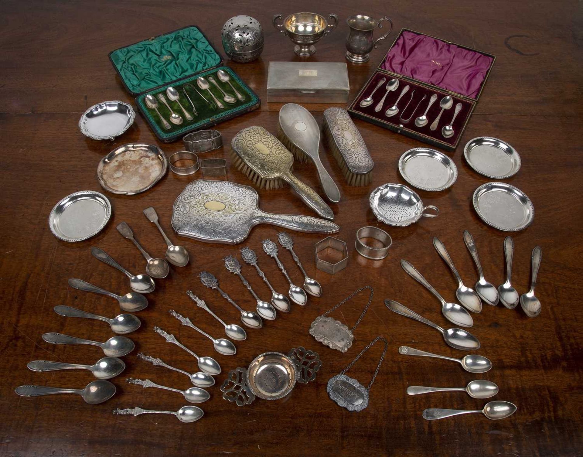 Collection of silver and silver plated ware comprising of: a cased set of six silver teaspoons and