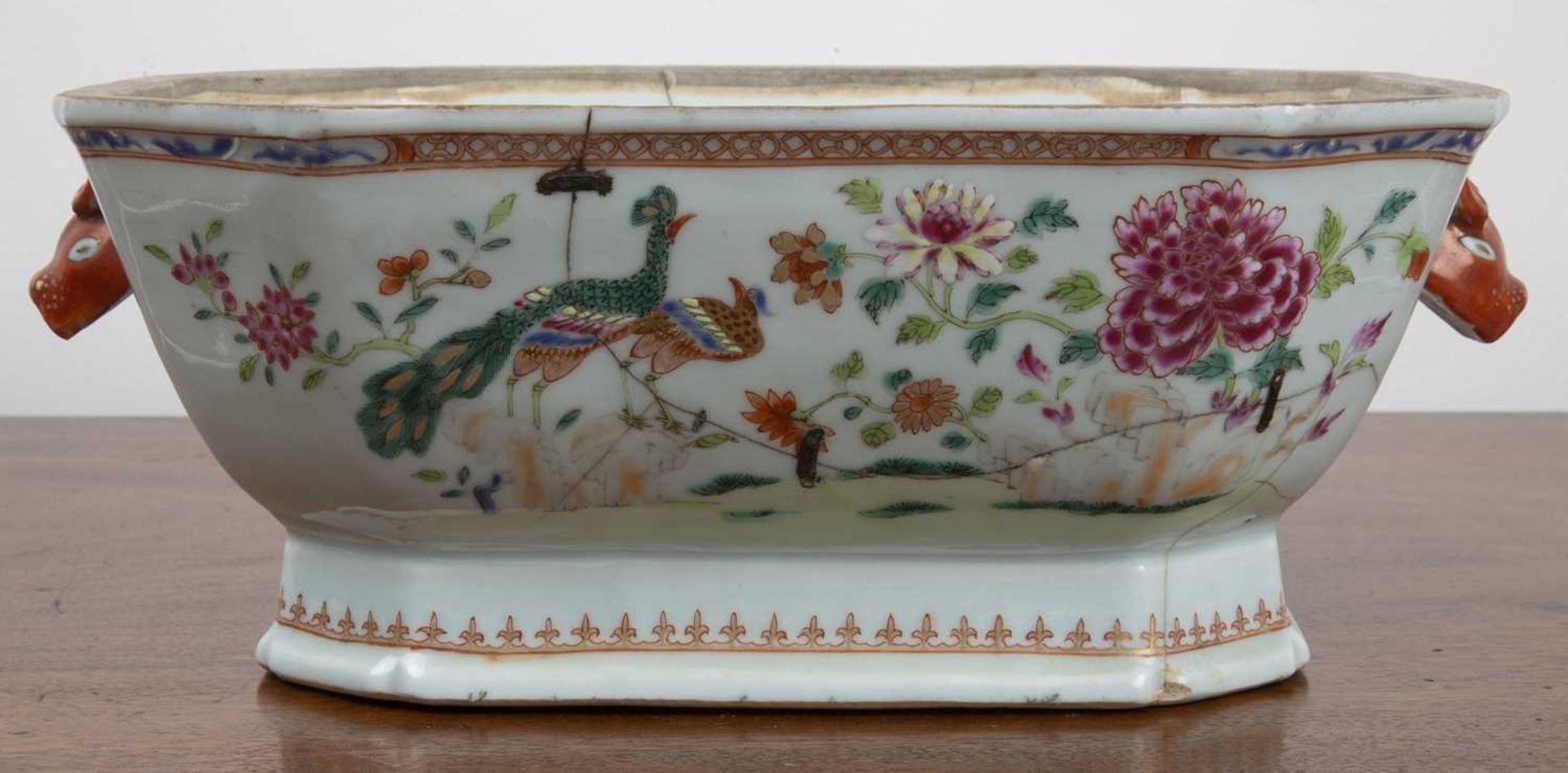 Famille rose porcelain tureen base and two stands Chinese, Qianlong period, painted with peonies, - Bild 3 aus 5