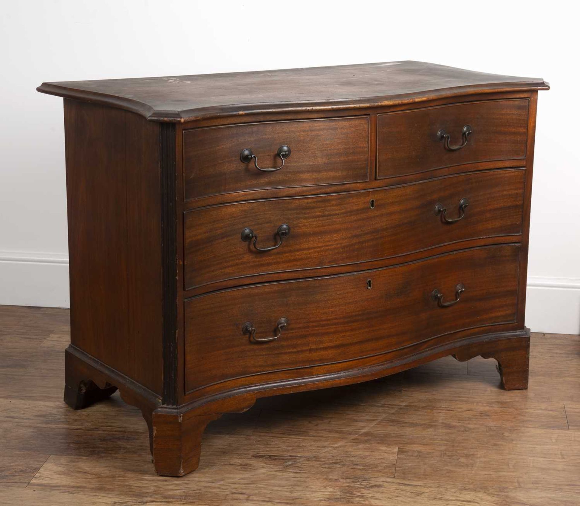Mahogany serpentine chest 19th Century, fitted three drawers with brass handles and fluted sides, - Bild 2 aus 5