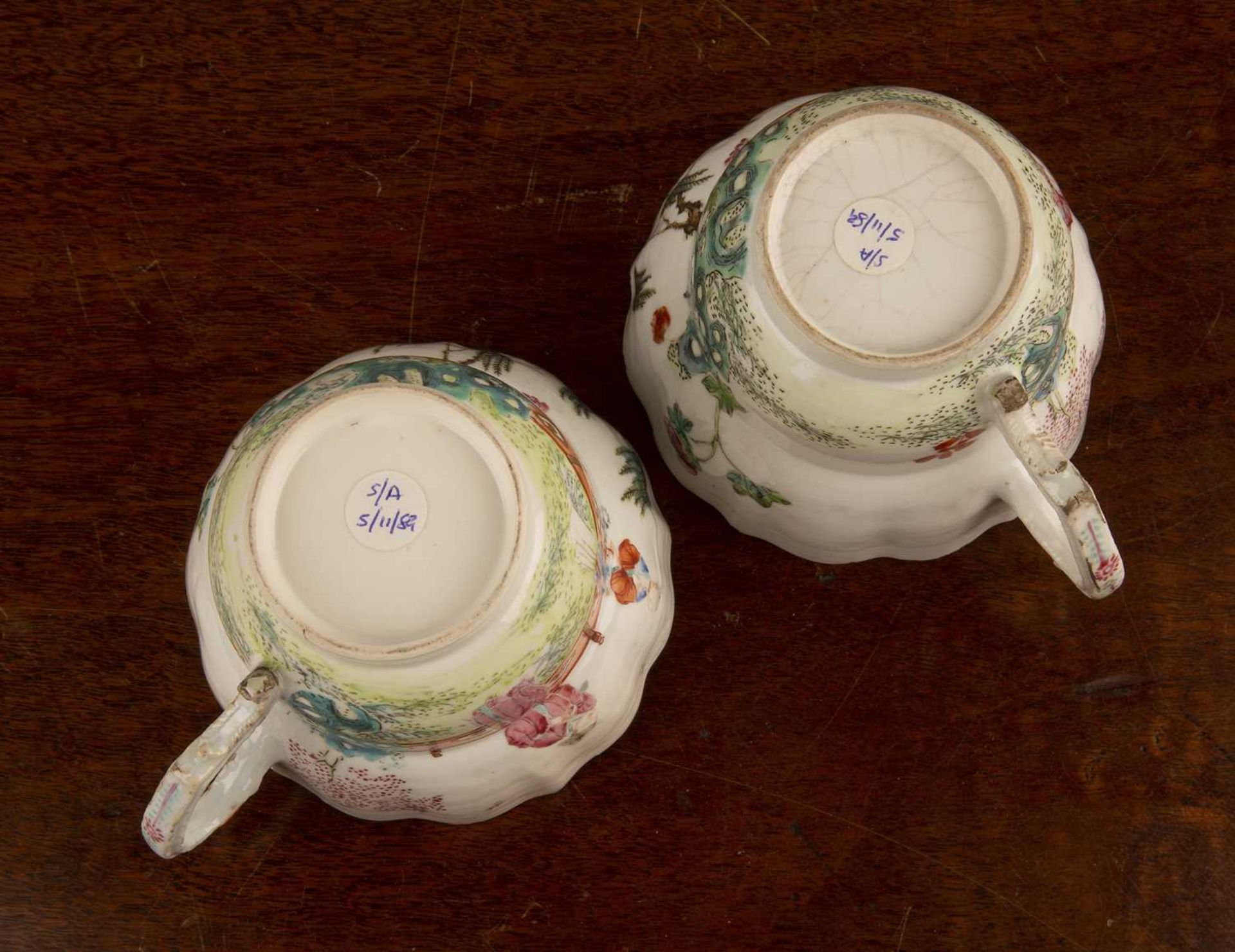 Two Bow soft paste porcelain cups circa 1770, each painted in the Chinese taste with figures in a - Bild 5 aus 5