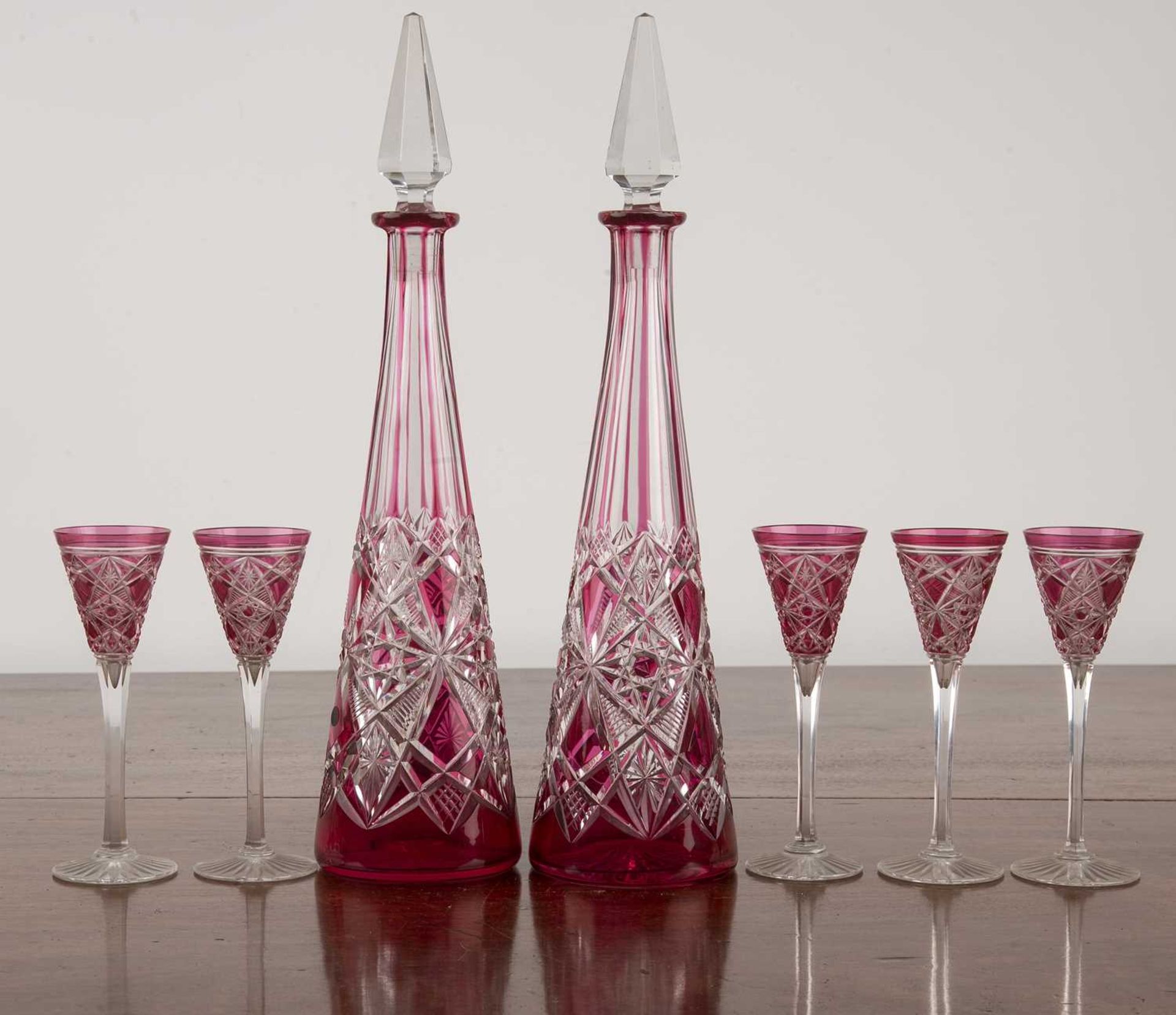 Bohemian flashed glass drinking set comprising of two conical decanters with stoppers and five - Bild 2 aus 2