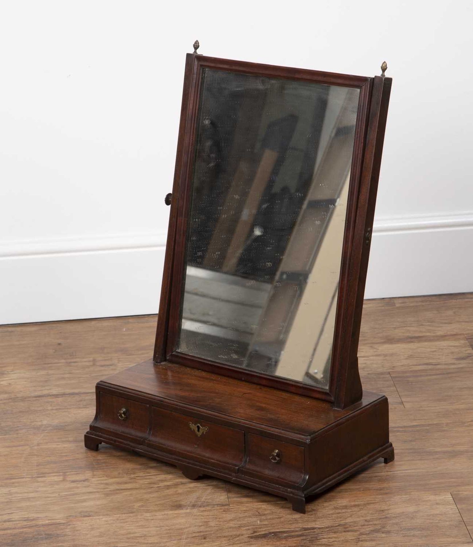 Mahogany dressing table mirror 19th Century, with shaped base having brass drop handles and - Bild 3 aus 4