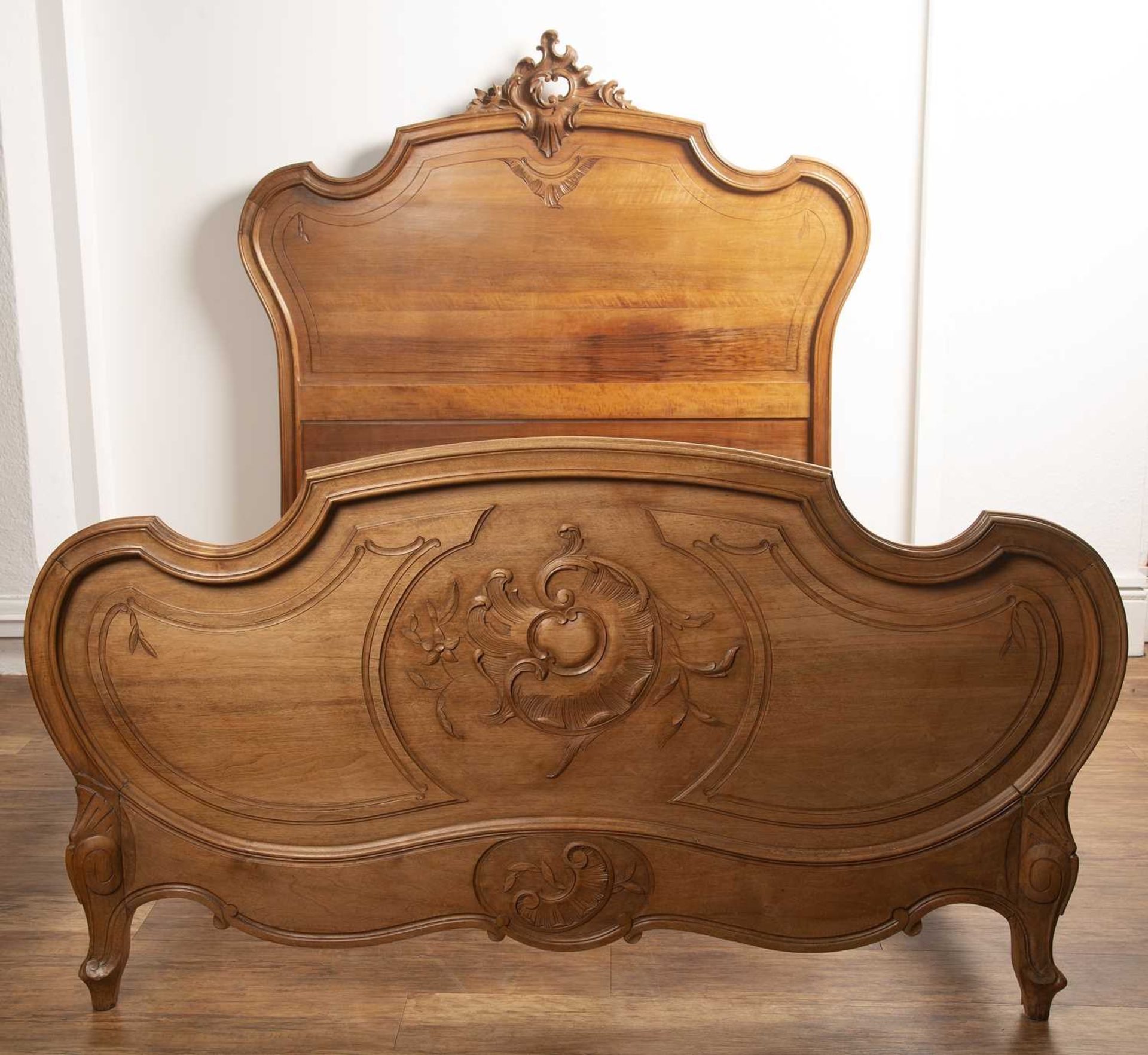 Walnut carved double bedstead French, late 19th Century, with carved cartouche and with two part - Bild 2 aus 4