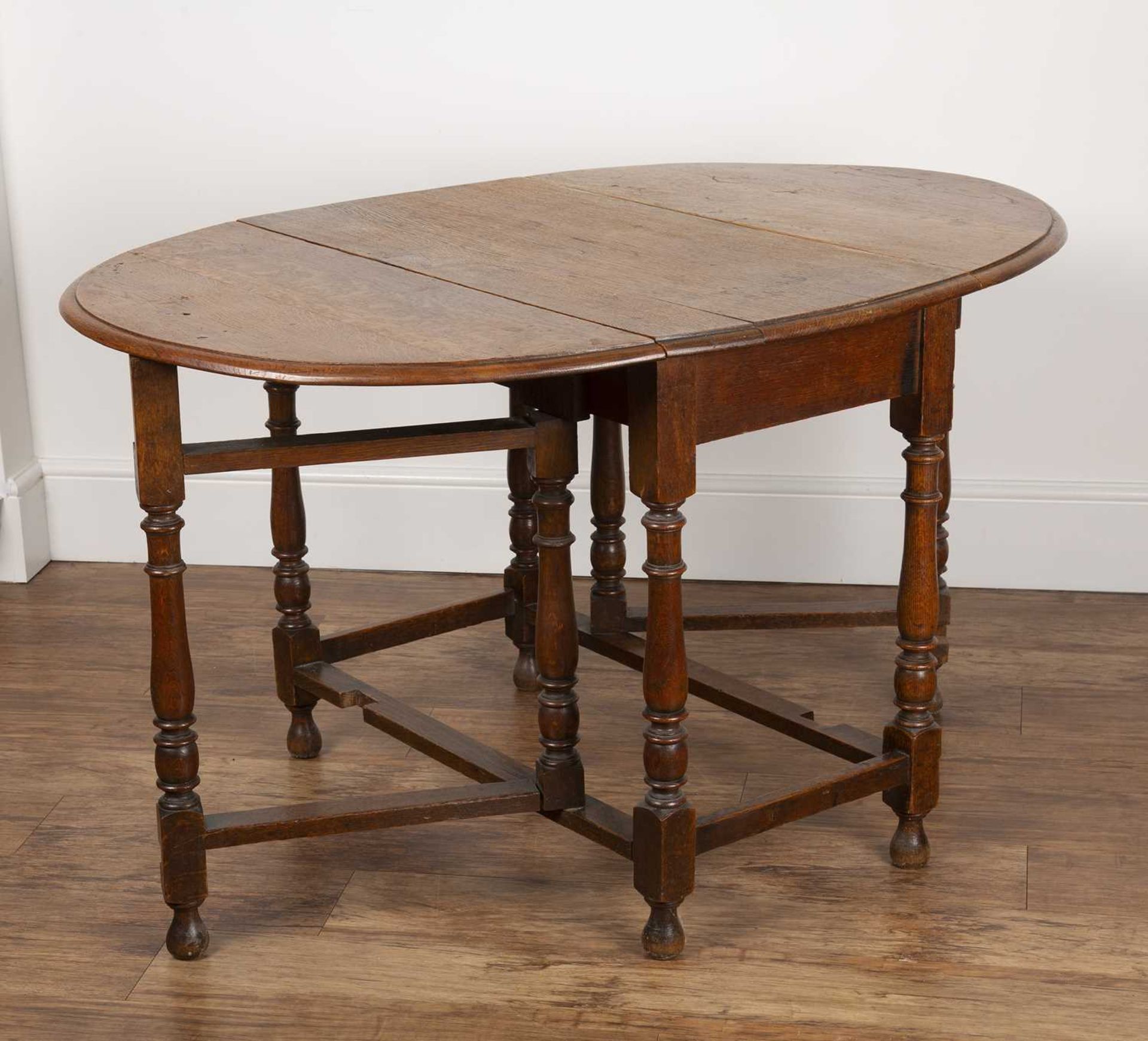 Oak gateleg/drop leaf table 19th Century, standing on ring turned legs, unopened measures 91cm - Bild 2 aus 5