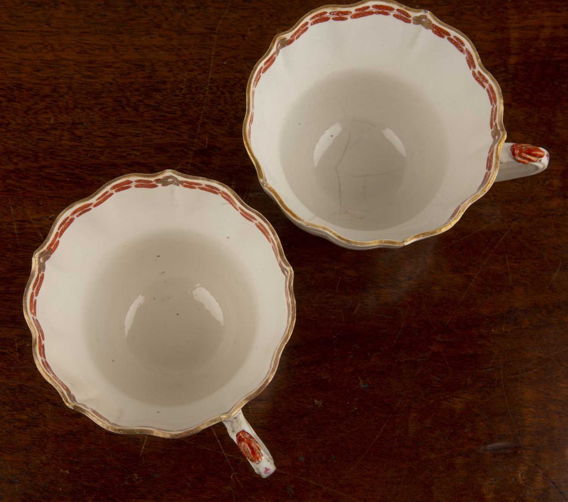 Two Bow soft paste porcelain cups circa 1770, each painted in the Chinese taste with figures in a - Bild 4 aus 5