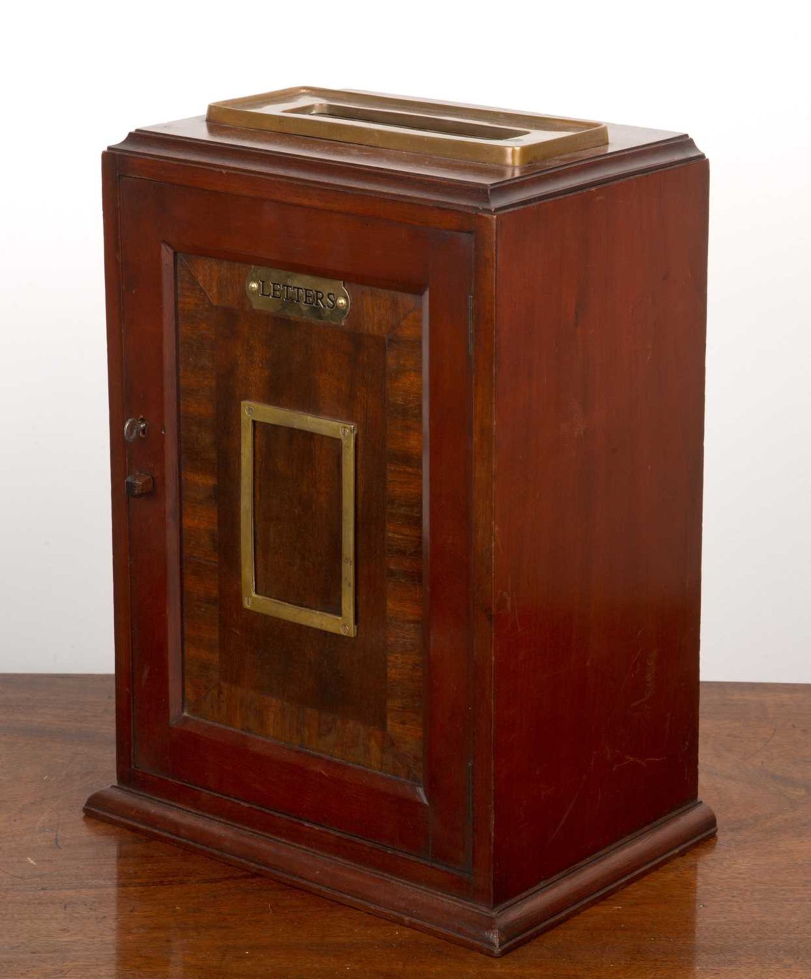 Large mahogany Country House style post box 20th Century, with brass plaque reading 'letters' and - Bild 3 aus 5