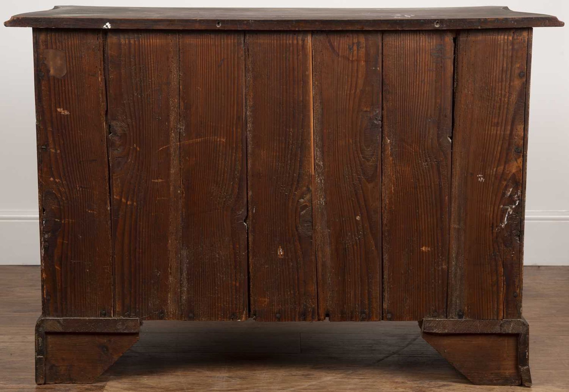 Mahogany serpentine chest 19th Century, fitted three drawers with brass handles and fluted sides, - Bild 5 aus 5