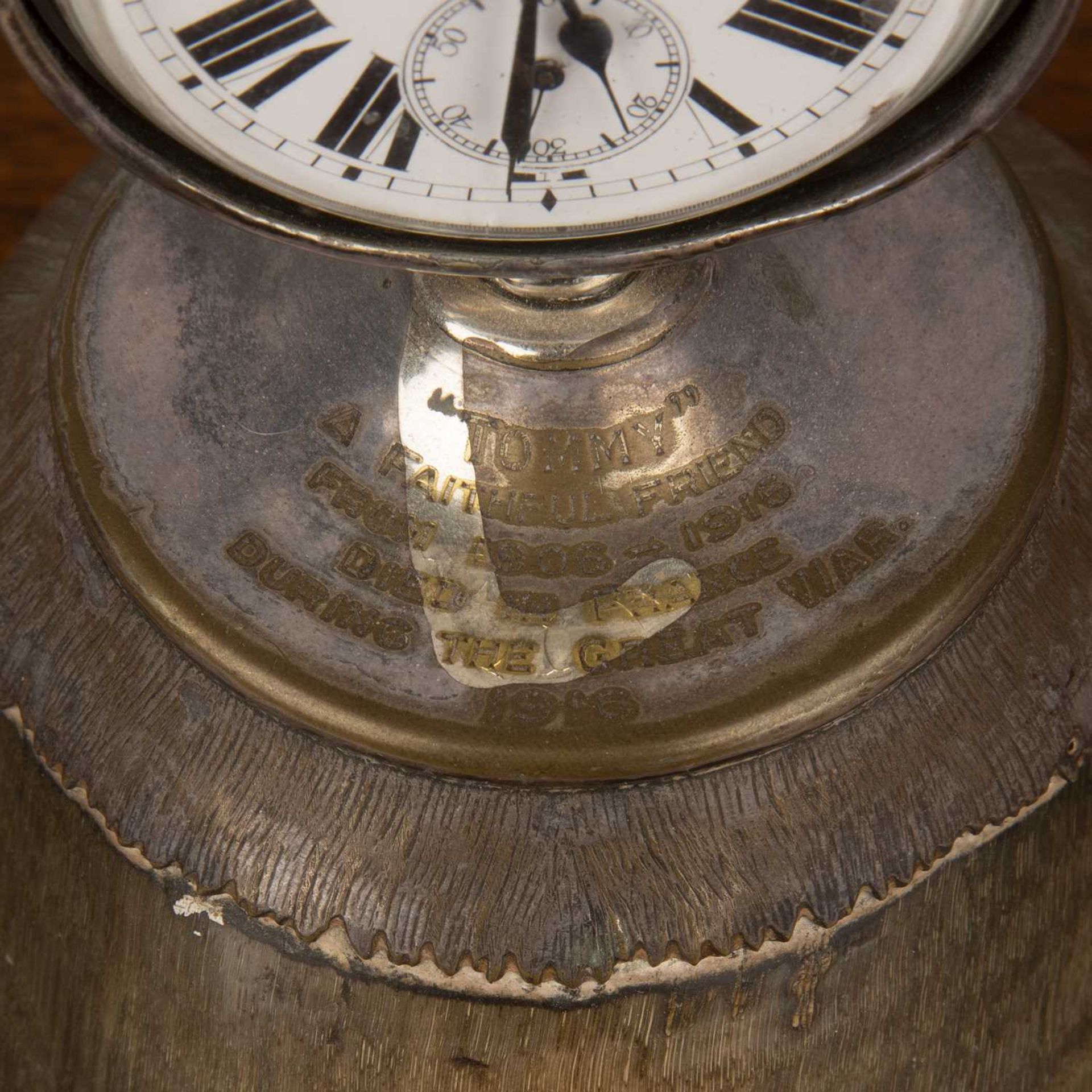 Militaria Interest (WW1 connection) a silver plated pocketwatch on a taxidermy horses hoof stand - Bild 2 aus 5