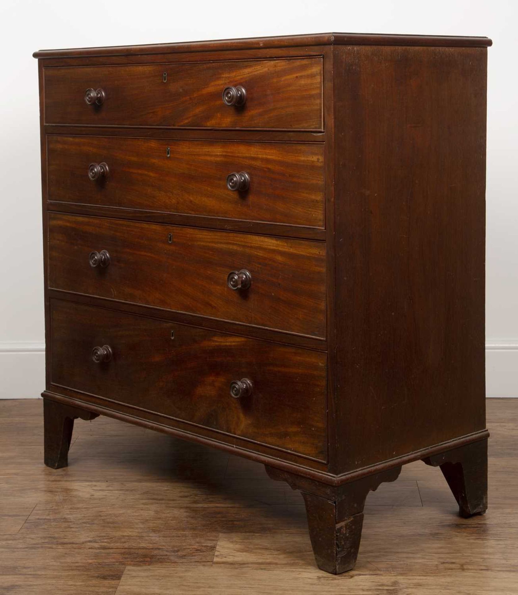Mahogany Gillows style chest of four graduated drawers 19th Century, with turned handles and brass - Bild 3 aus 6