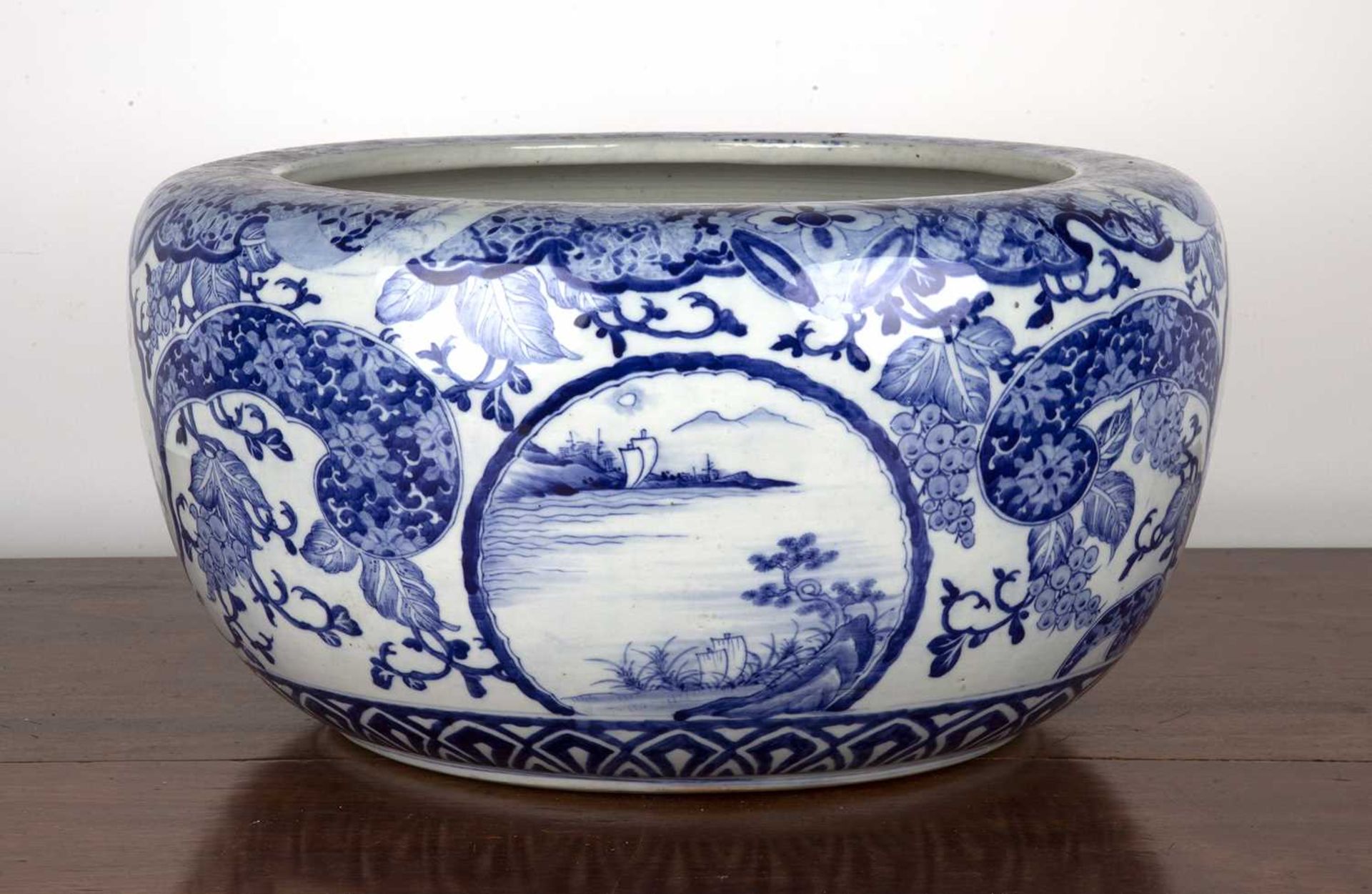 Japanese fish bowl or footbath Late 19th/early 20th Century, ceramic, with blue and white floral - Bild 2 aus 4