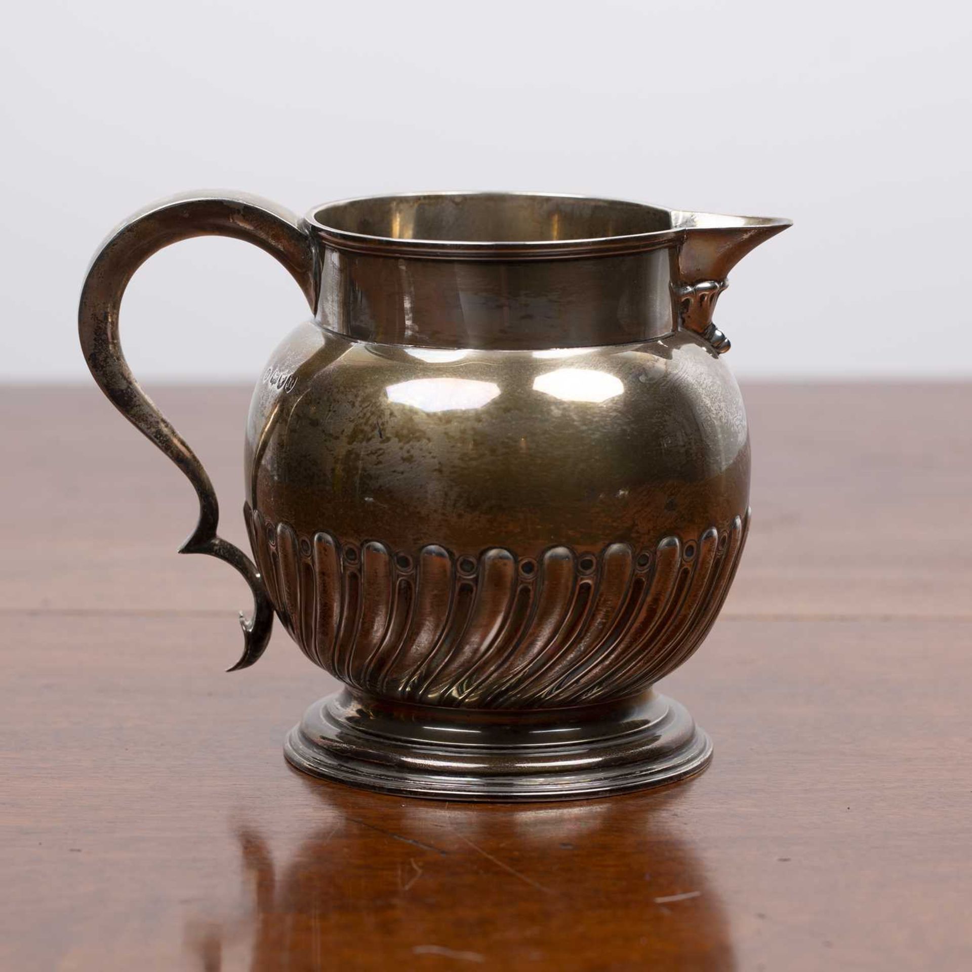 Victorian silver jug with trophy handle on circular base, bearing marks for Walter & John Barnard, - Bild 2 aus 3