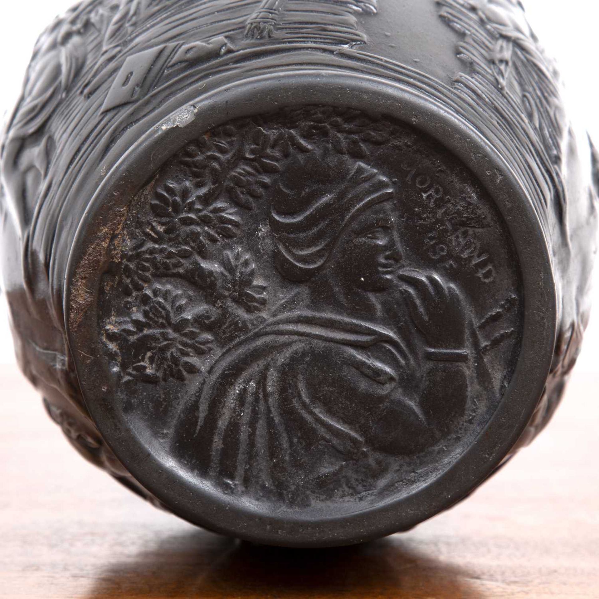Black basalt copy of the Portland Vase impressed to the base 'Portland, 49E', 28cm highOld break - Bild 3 aus 3