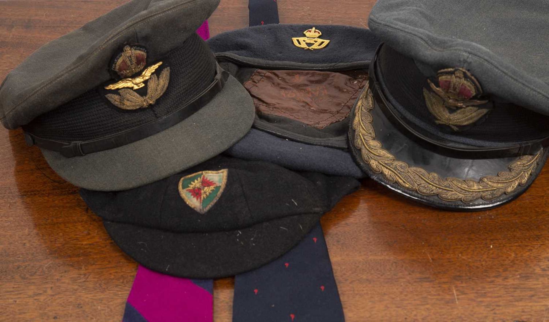 Military Interest Burberrys RAF military uniform, with matching hat and other caps, a gentleman's - Bild 5 aus 5