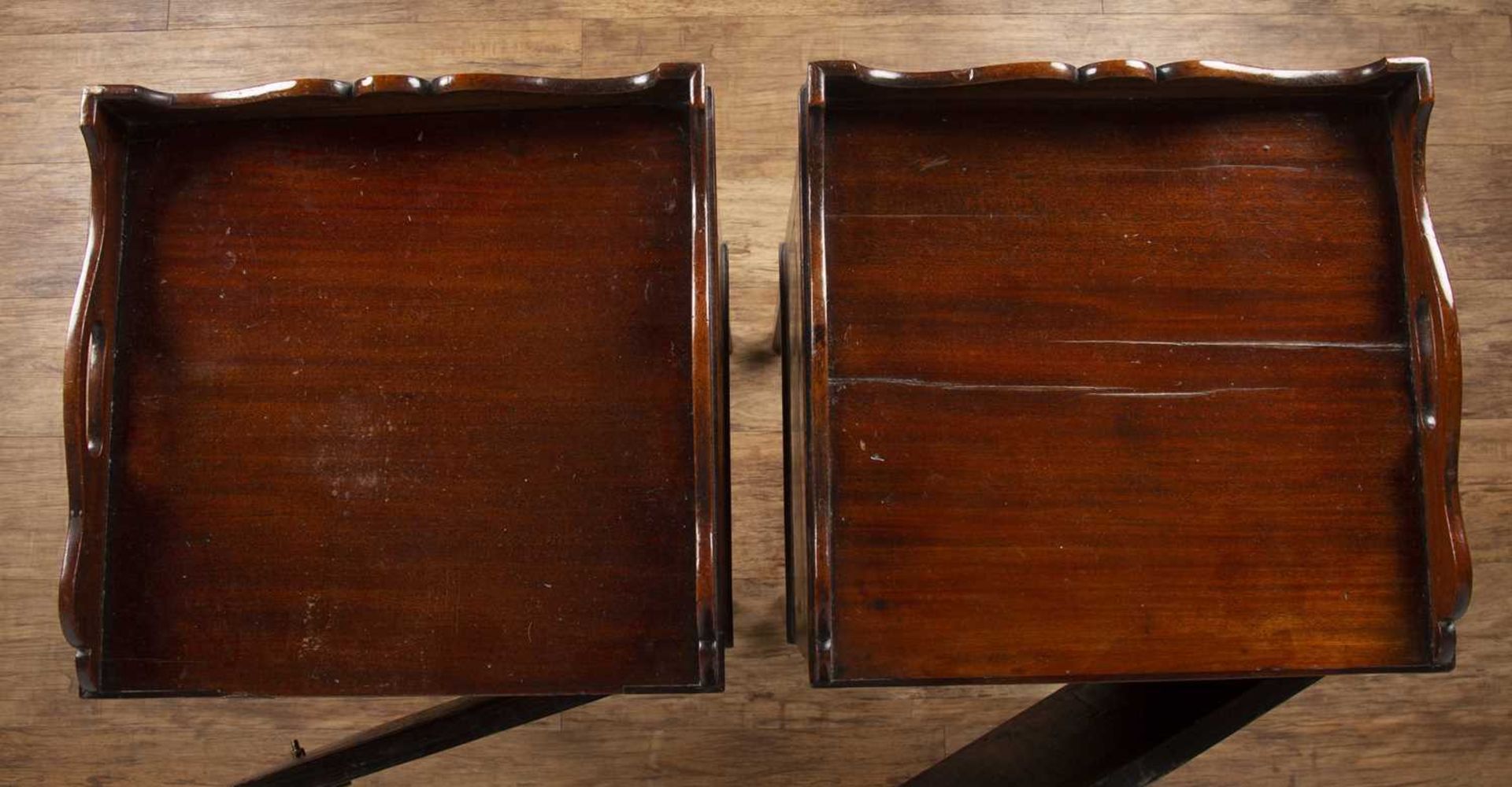 Pair of mahogany and inlaid tray top bedside cupboards 19th Century, each with a panel door with - Bild 4 aus 4