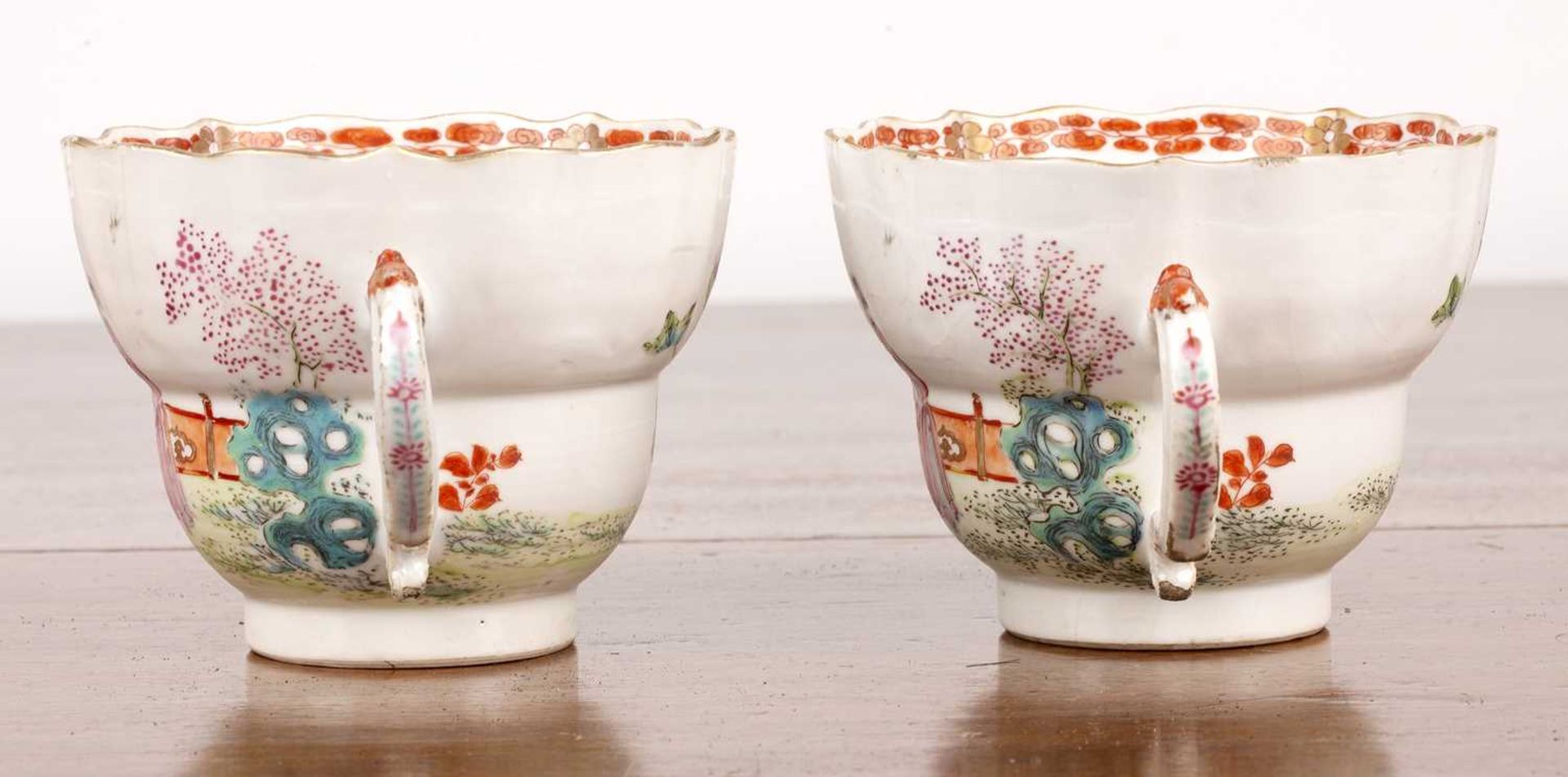 Two Bow soft paste porcelain cups circa 1770, each painted in the Chinese taste with figures in a - Bild 3 aus 5