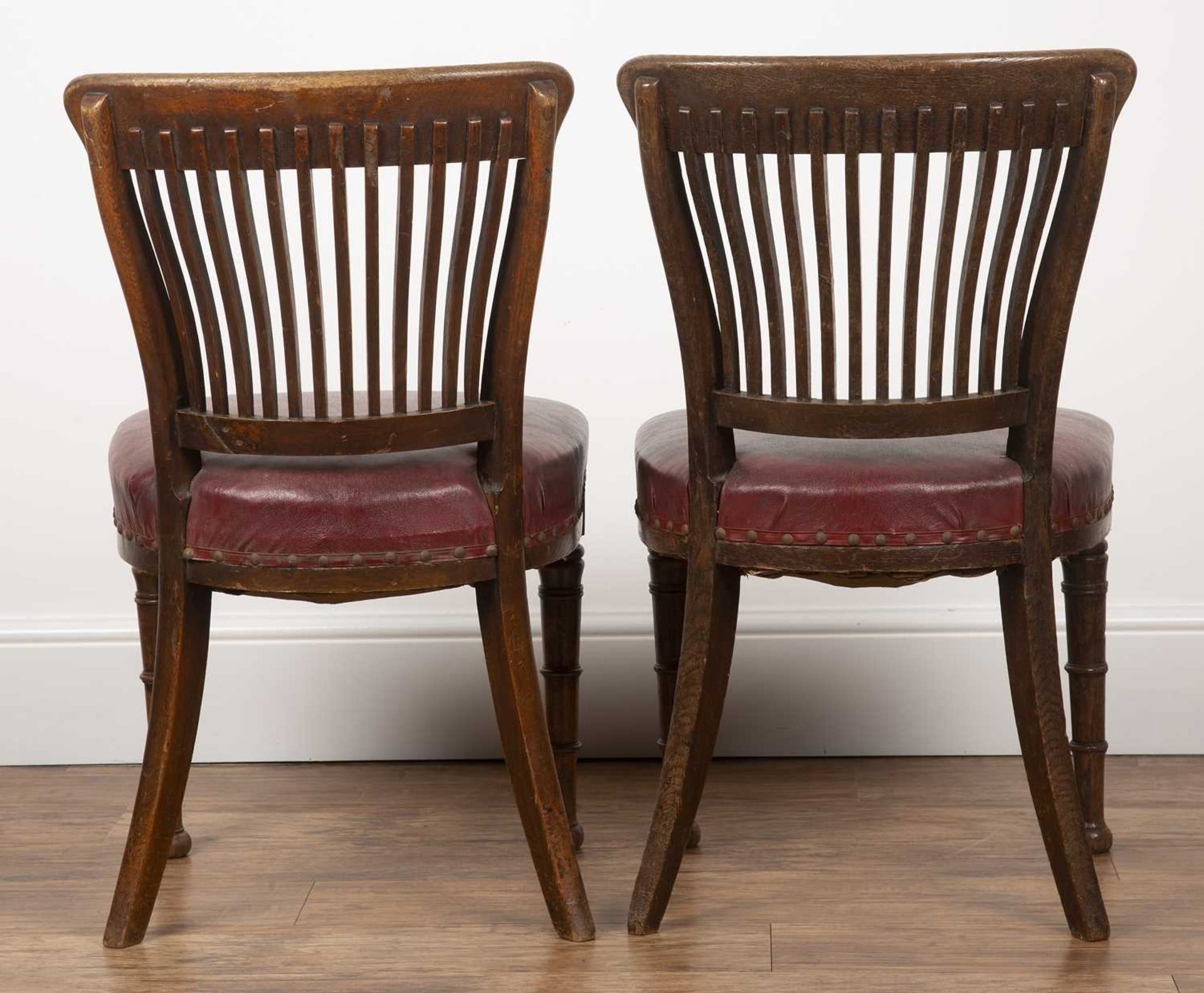 Attributed to Edward William Godwin (1833-1886) for James Peddle Late 19th Century, pair of oak - Bild 2 aus 2