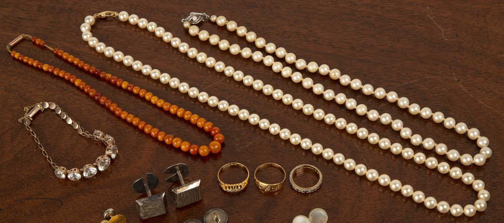 Collection of jewellery comprising of: a simulated pearl necklace and a pearl neacklace, a 9ct - Bild 3 aus 4