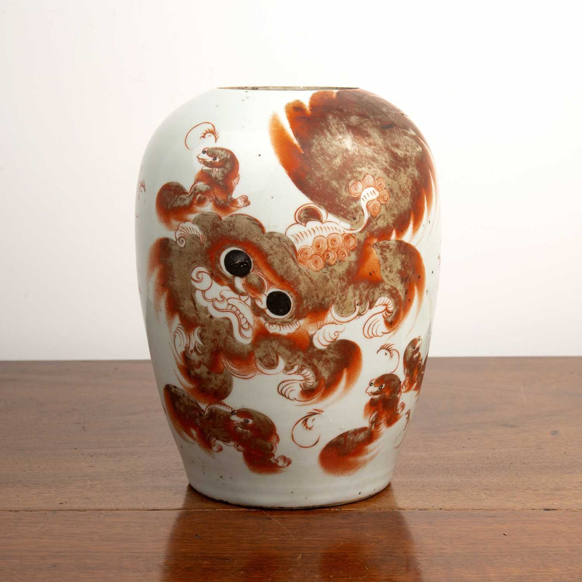 Iron red decorated porcelain vase Chinese, painted with a dog of fo and inscription/ poem, 29cm - Image 2 of 4