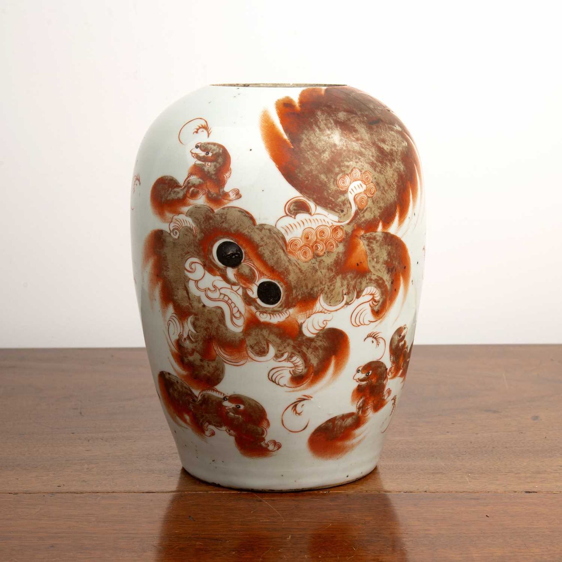 Iron red decorated porcelain vase Chinese, painted with a dog of fo and inscription/ poem, 29cm - Bild 2 aus 4