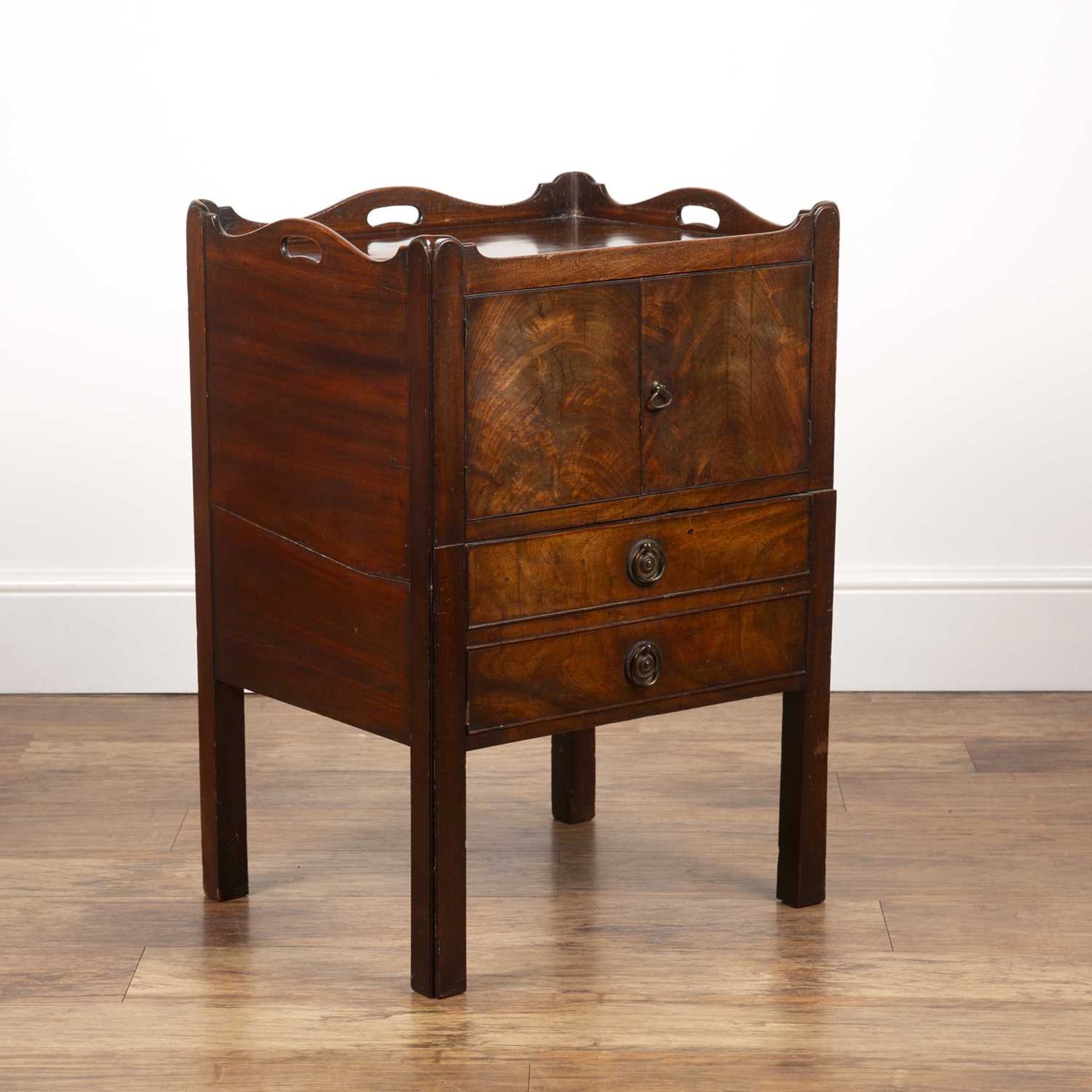 Mahogany tray top commode George III, with original pull-out fitted base and cupboard above with - Image 2 of 7