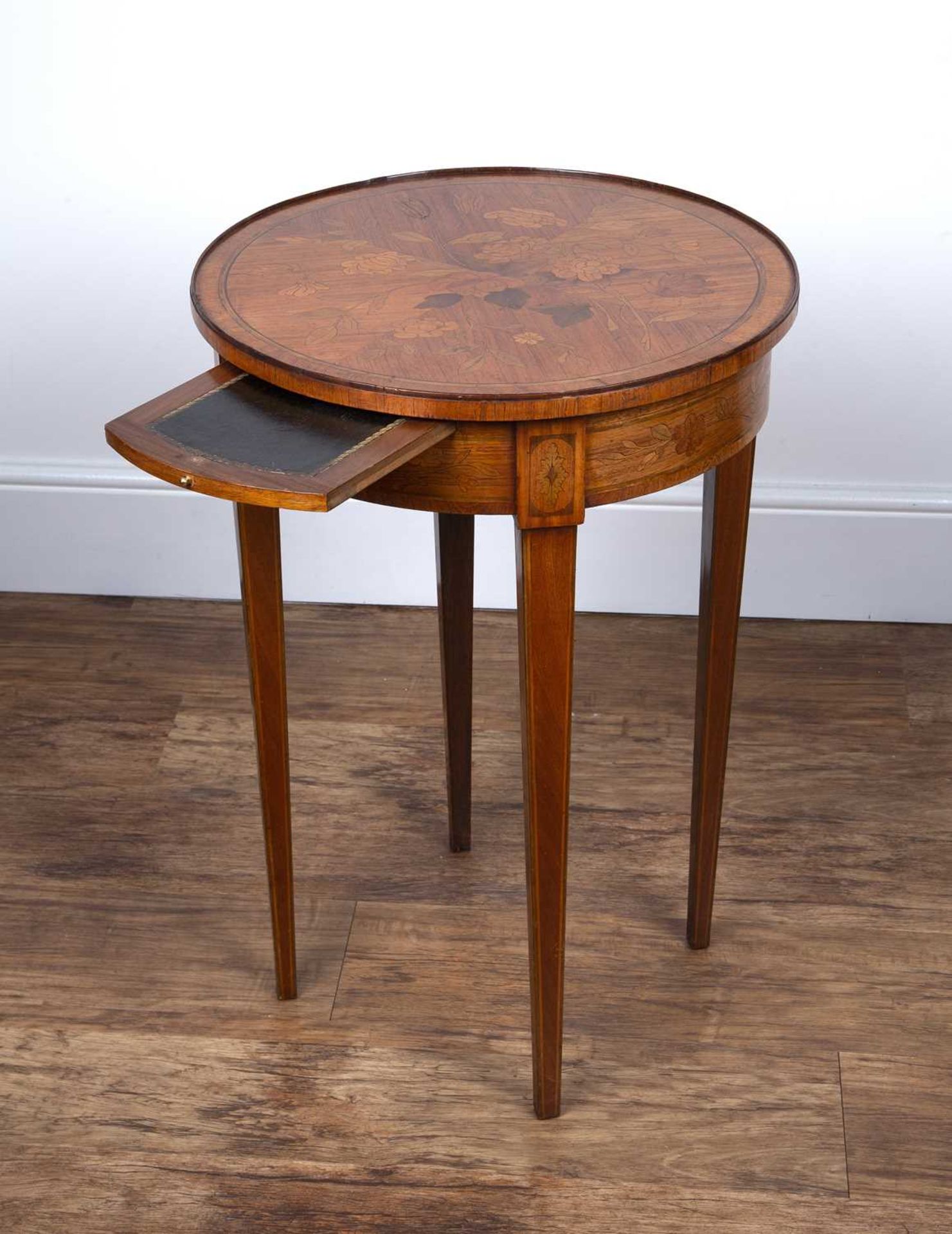 Kingwood circular occasional table French, late 19th/early 20th Century, with floral marquetry - Bild 2 aus 4