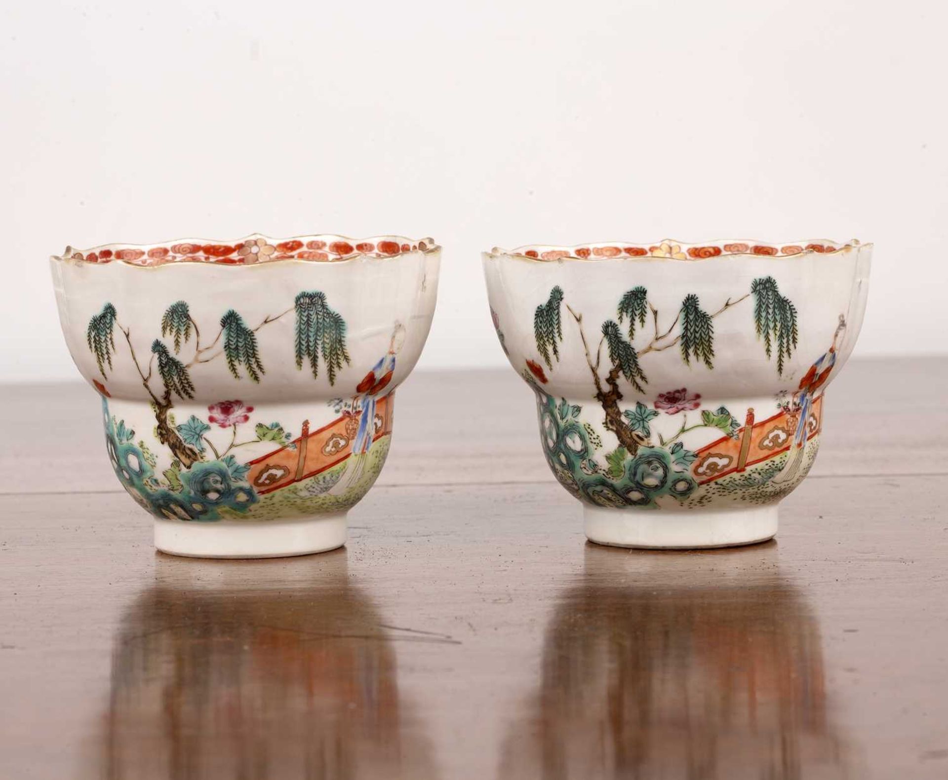 Two Bow soft paste porcelain cups circa 1770, each painted in the Chinese taste with figures in a - Bild 2 aus 5