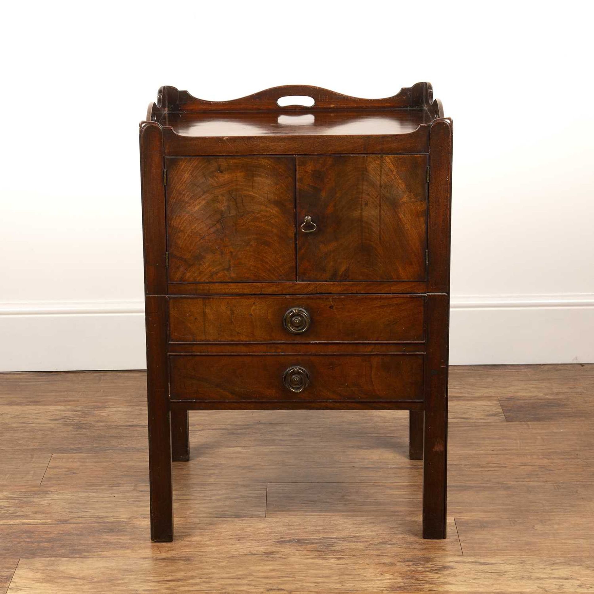 Mahogany tray top commode George III, with original pull-out fitted base and cupboard above with