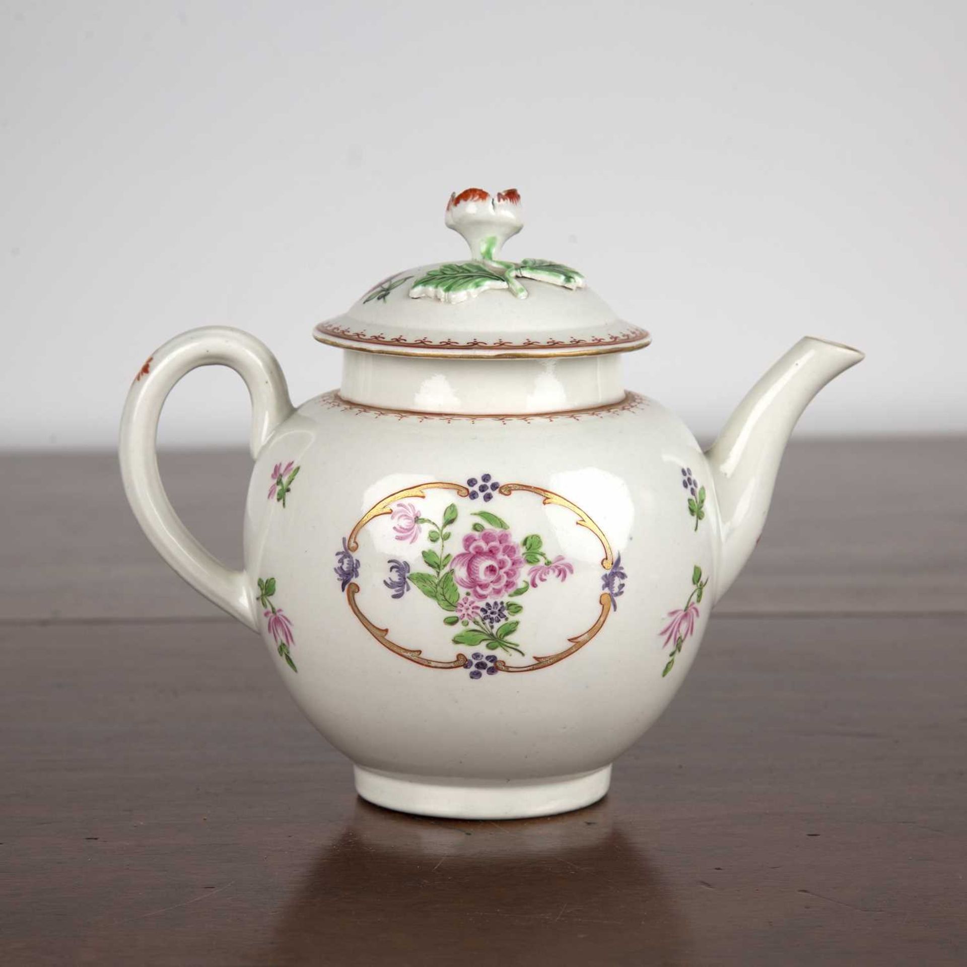 Porcelain teapot, probably Worcester circa 1770, painted with panels of flowers and with flower - Bild 2 aus 3