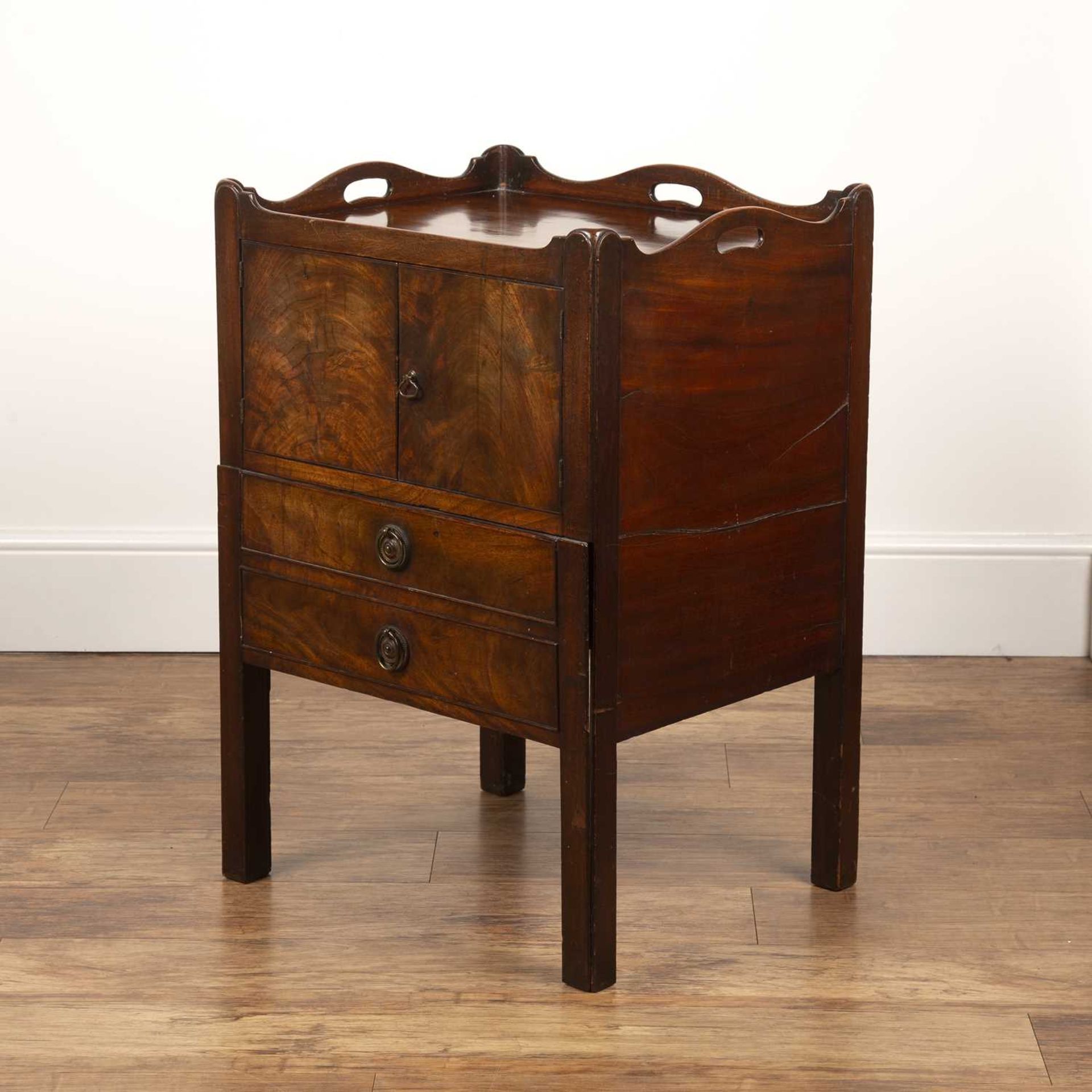 Mahogany tray top commode George III, with original pull-out fitted base and cupboard above with - Image 3 of 7