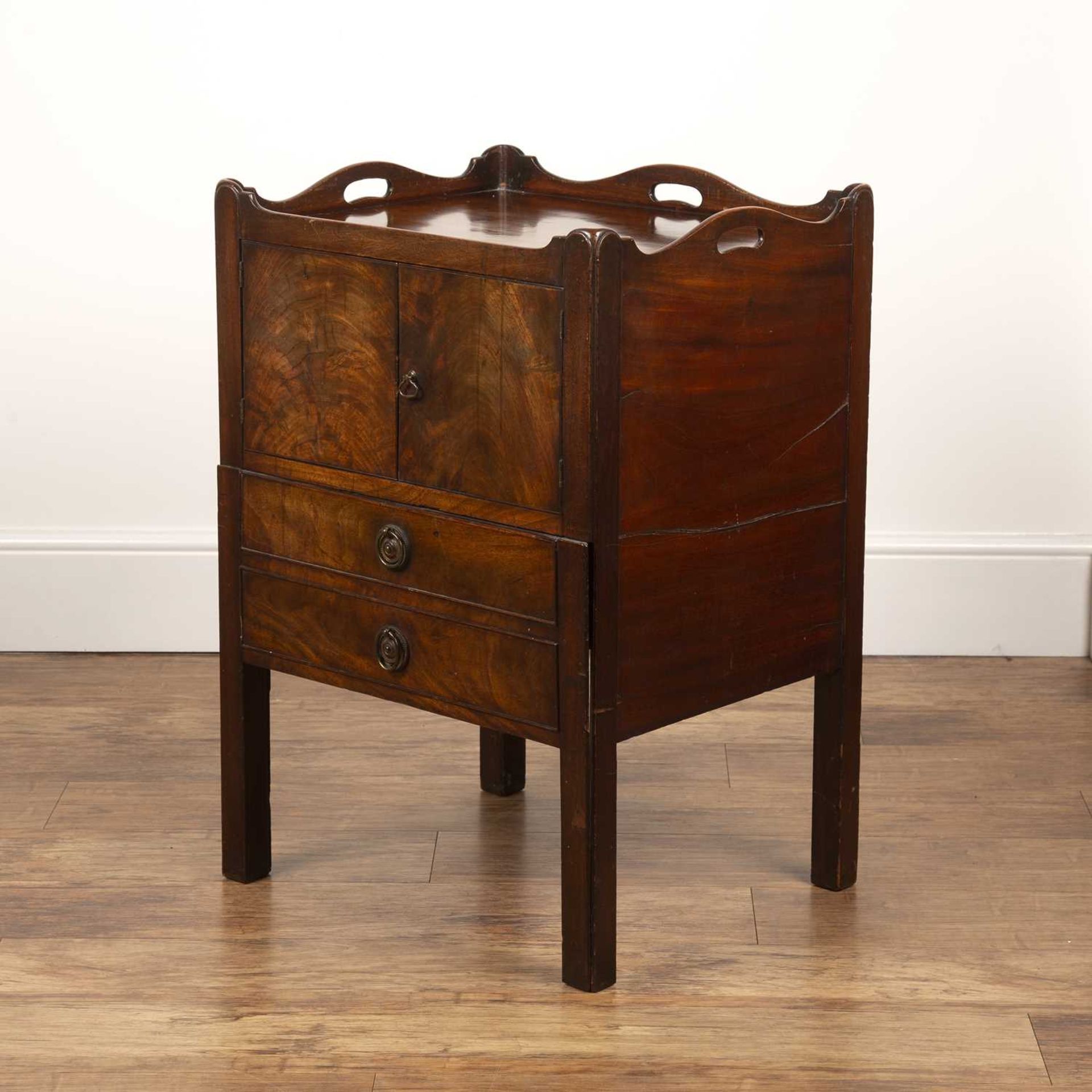 Mahogany tray top commode George III, with original pull-out fitted base and cupboard above with - Bild 3 aus 7