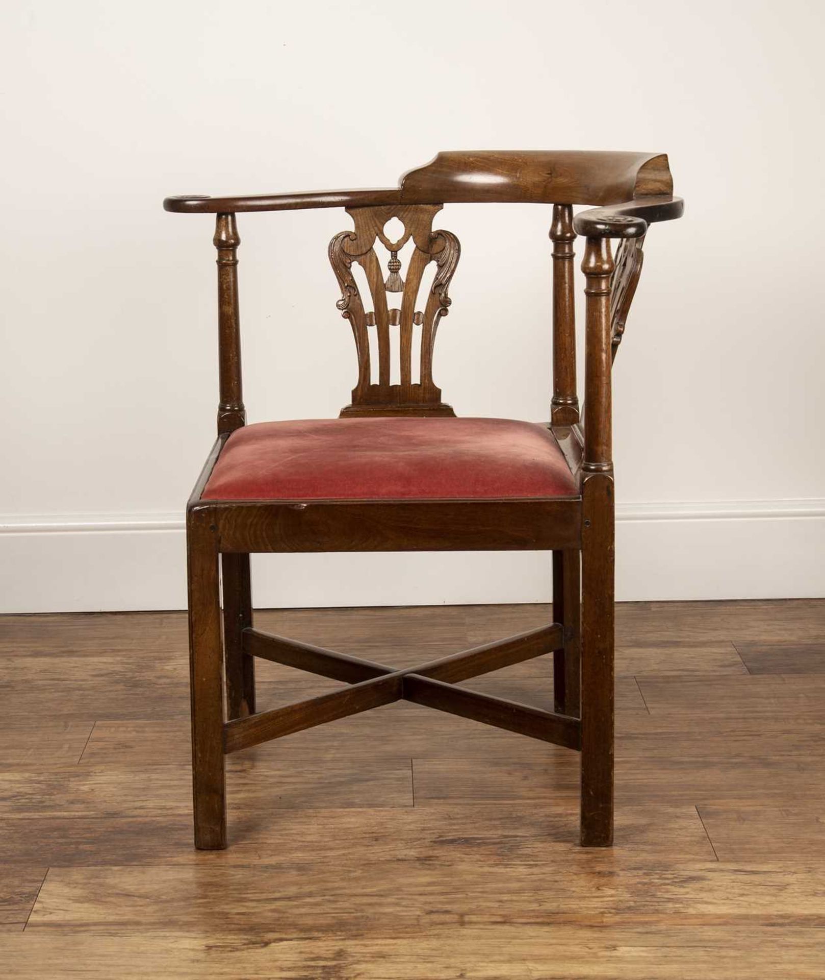 Mahogany corner chair George III, with two carved splat backs and scroll arms, 82cm wide (from arm - Bild 3 aus 5