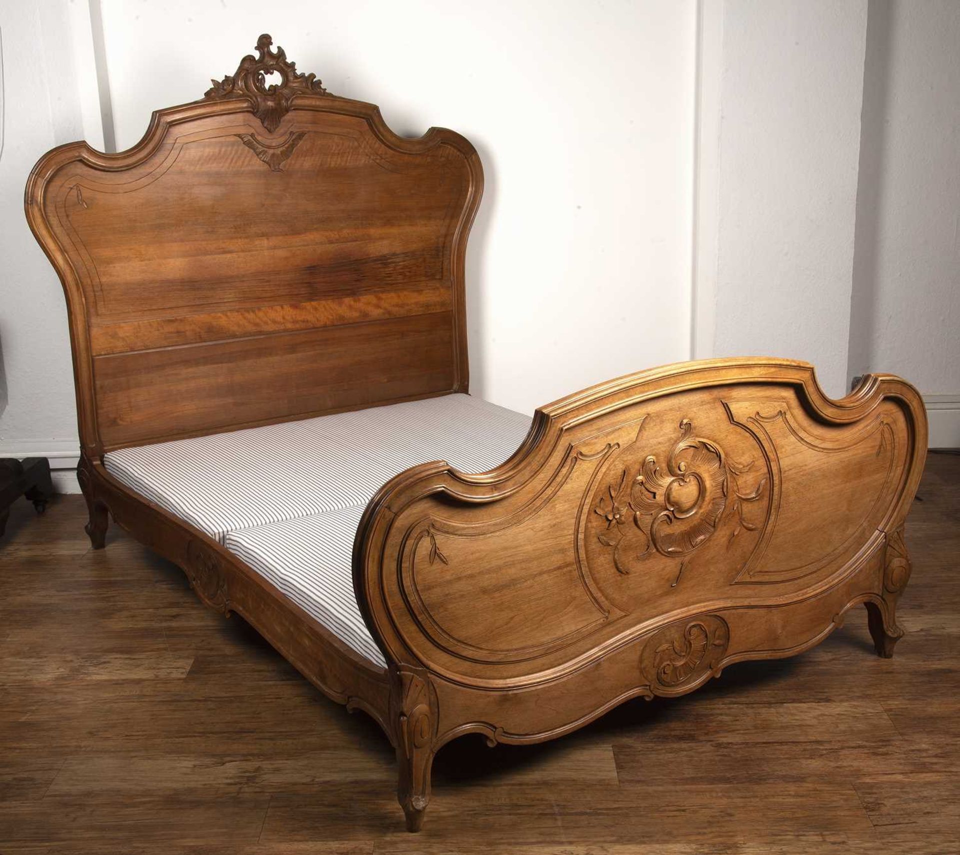 Walnut carved double bedstead French, late 19th Century, with carved cartouche and with two part - Bild 4 aus 4