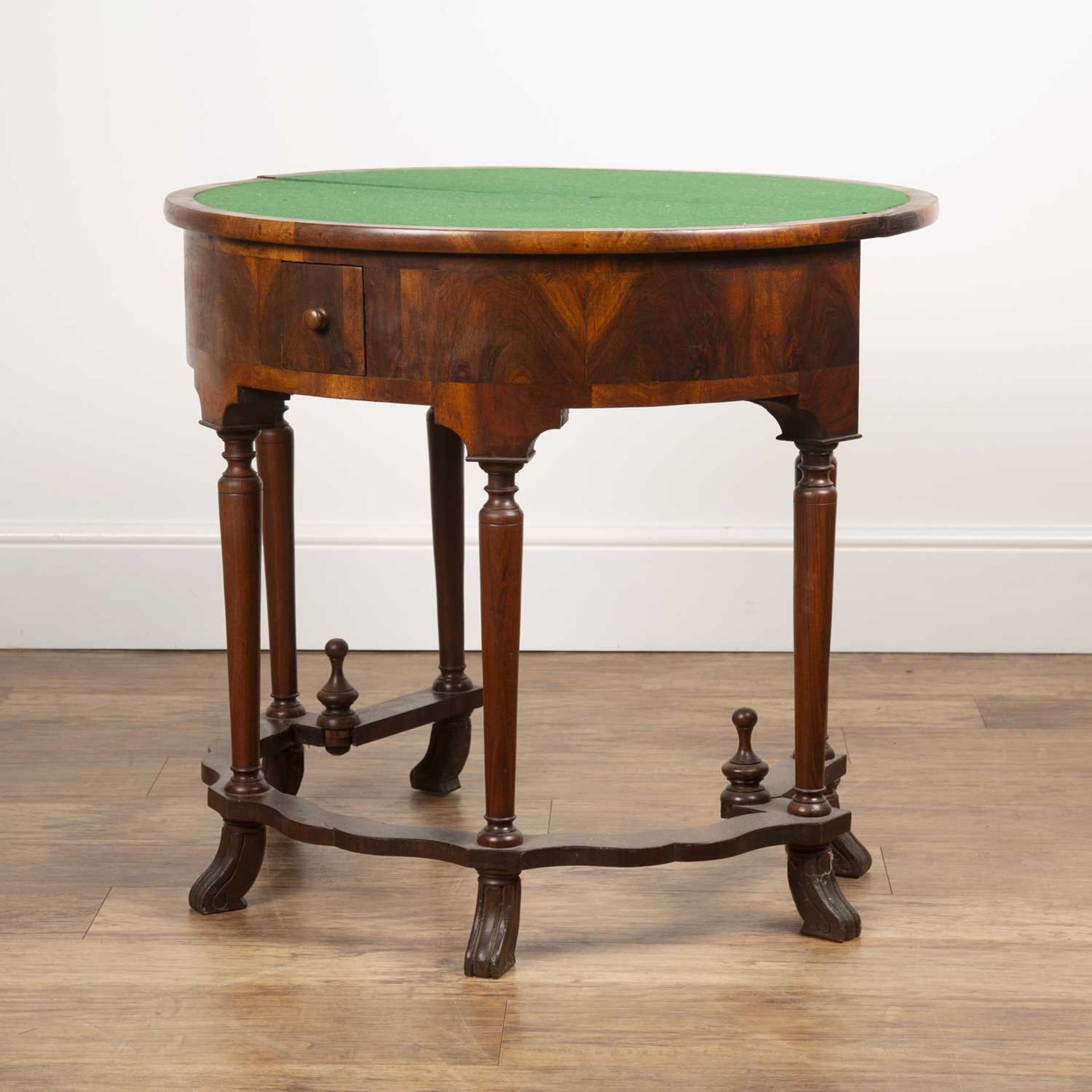 Quarter veneered walnut demi-lune card table Queen Anne style with inset baize on turned support and - Bild 3 aus 6