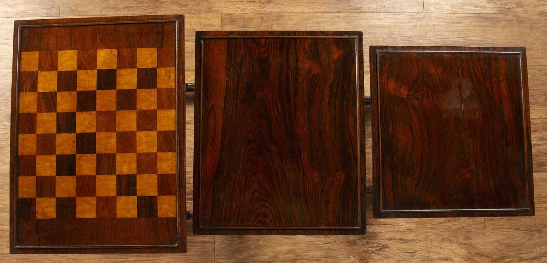 In the manner of Gillows Victorian, nest of three rosewood tables, the largest table with a chess or - Bild 3 aus 3