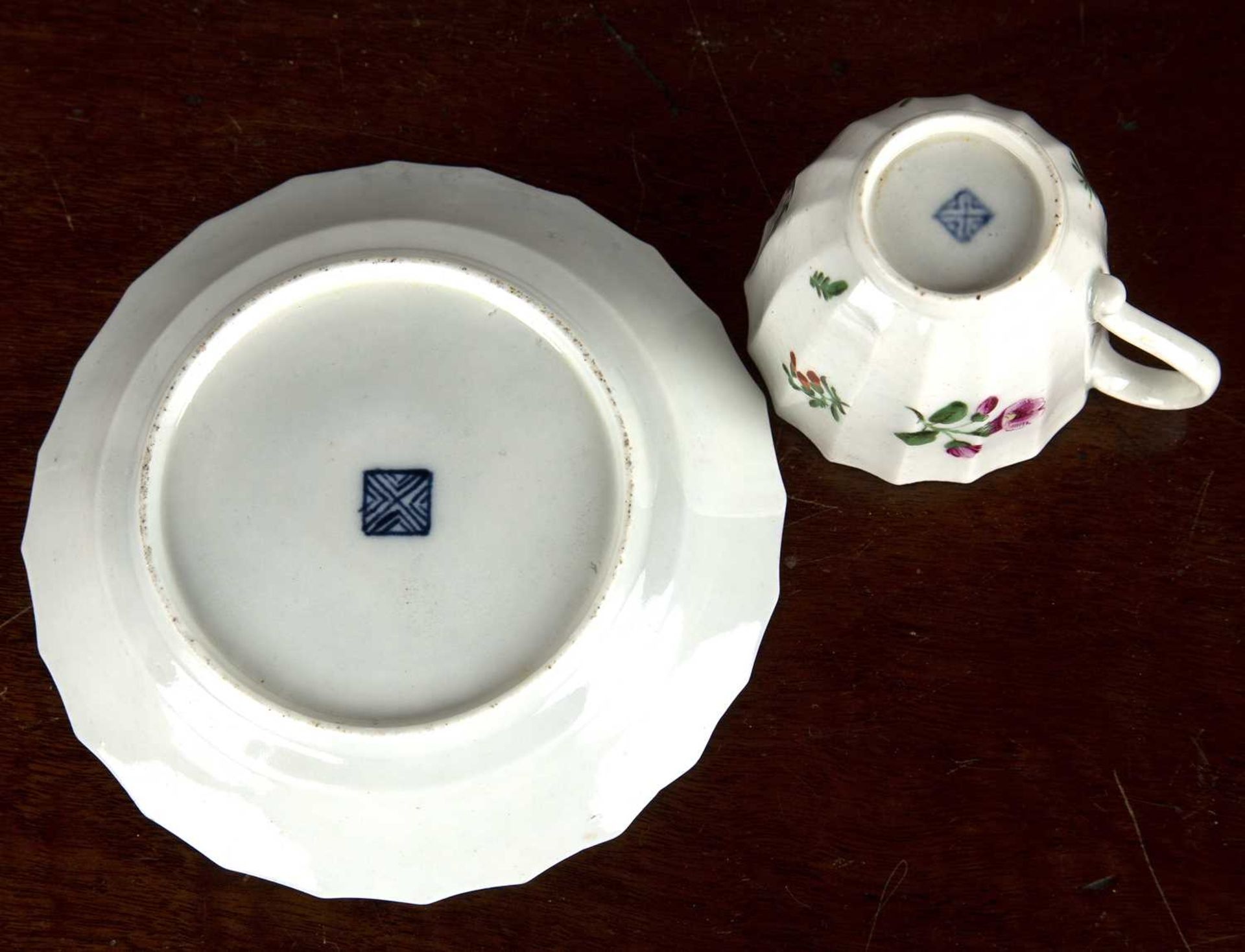 Worcester coffee cup and saucer circa 1770, of fluted form and painted with sprays of flowers, - Bild 2 aus 2