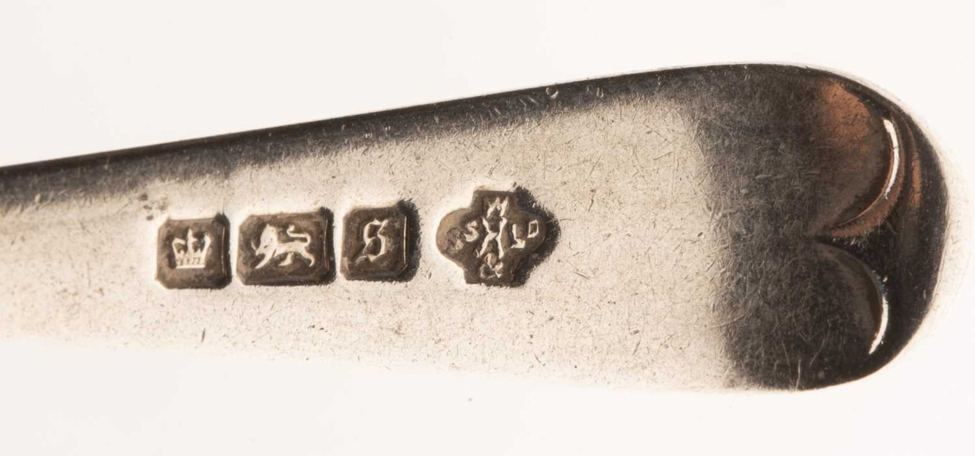 Collection of miscellaneous silver comprising of: a silver caddy of square form with repousse - Bild 3 aus 12