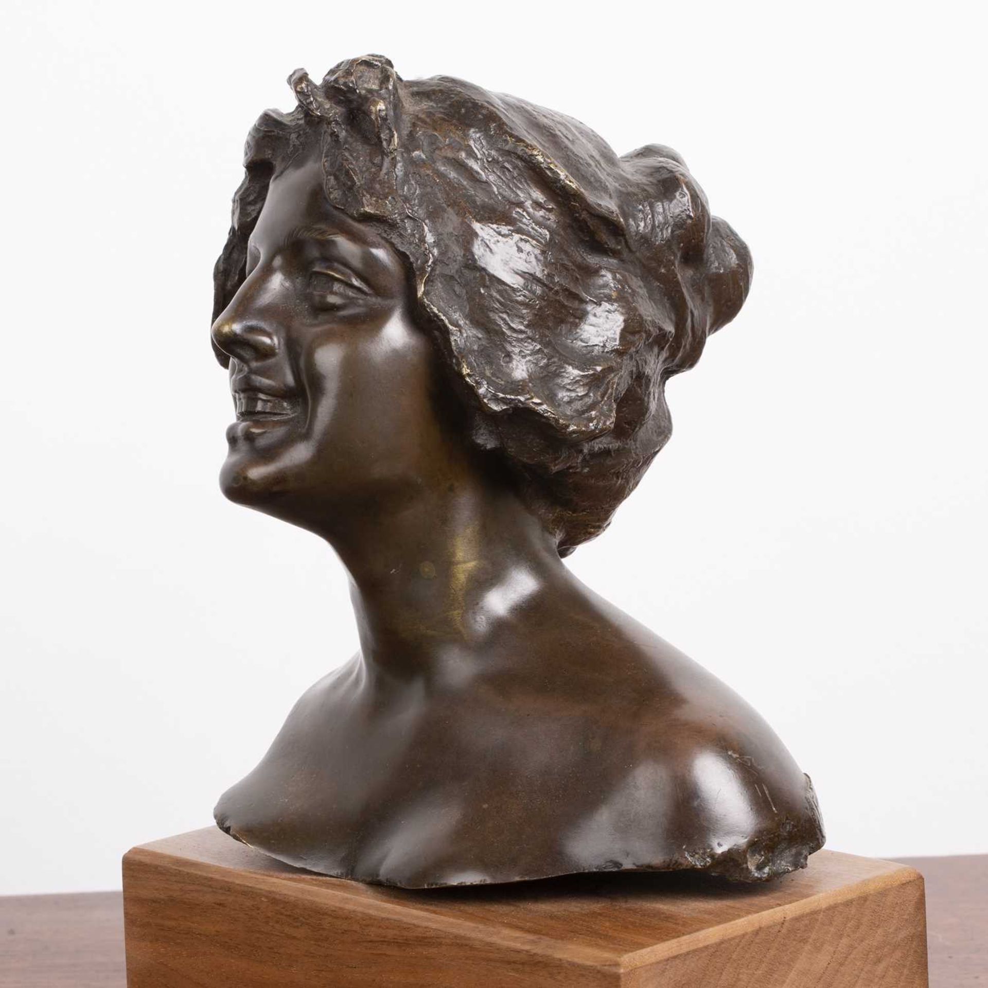 20th Century Italian School Bronze bust of a lady, on wooden block base with Napoli foundry mark - Bild 5 aus 5