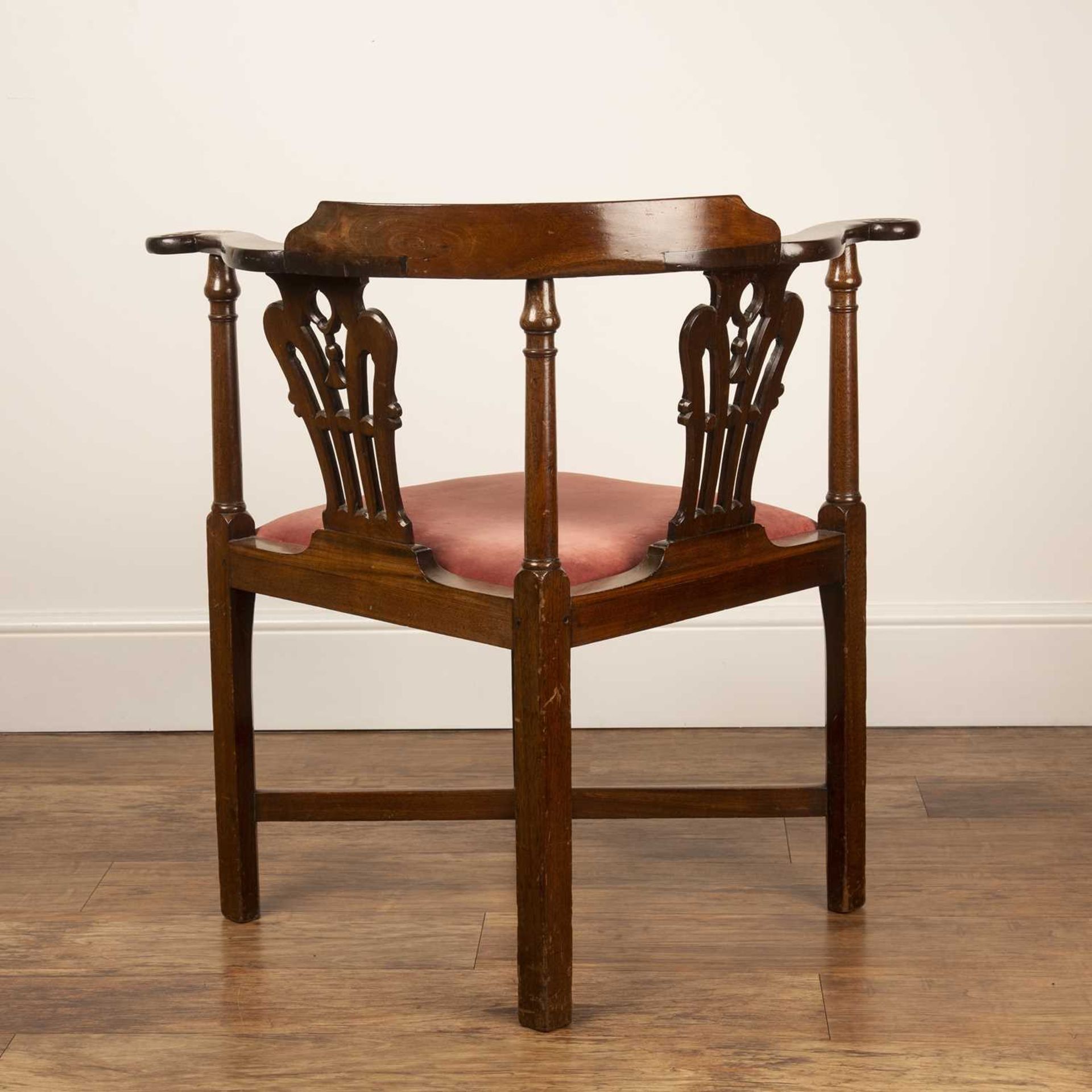 Mahogany corner chair George III, with two carved splat backs and scroll arms, 82cm wide (from arm - Image 4 of 5