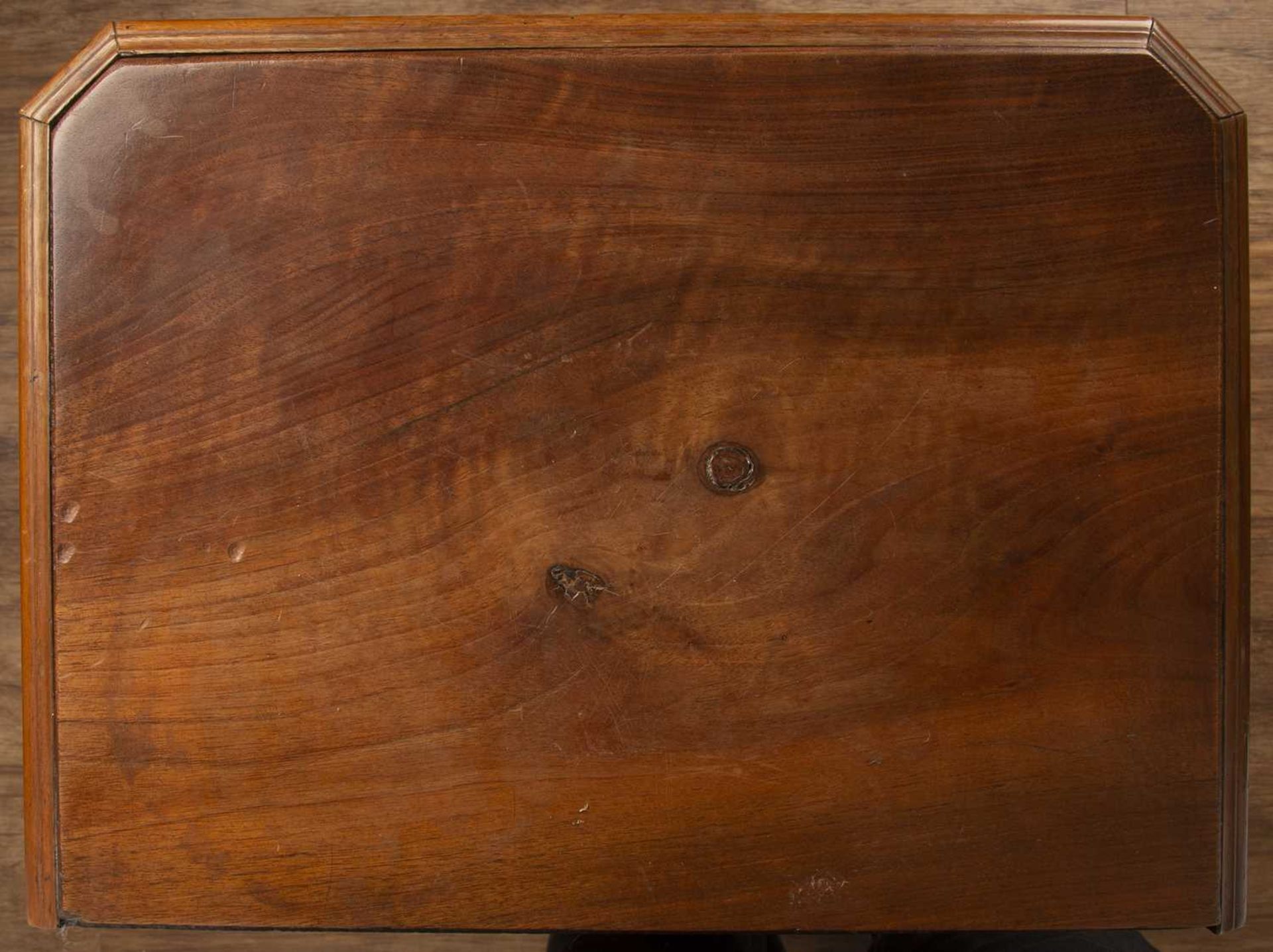 Walnut small narrow chest Continental, circa 1900, fitted five drawers, 44cm wide x 33cm deep x 89cm - Bild 5 aus 6