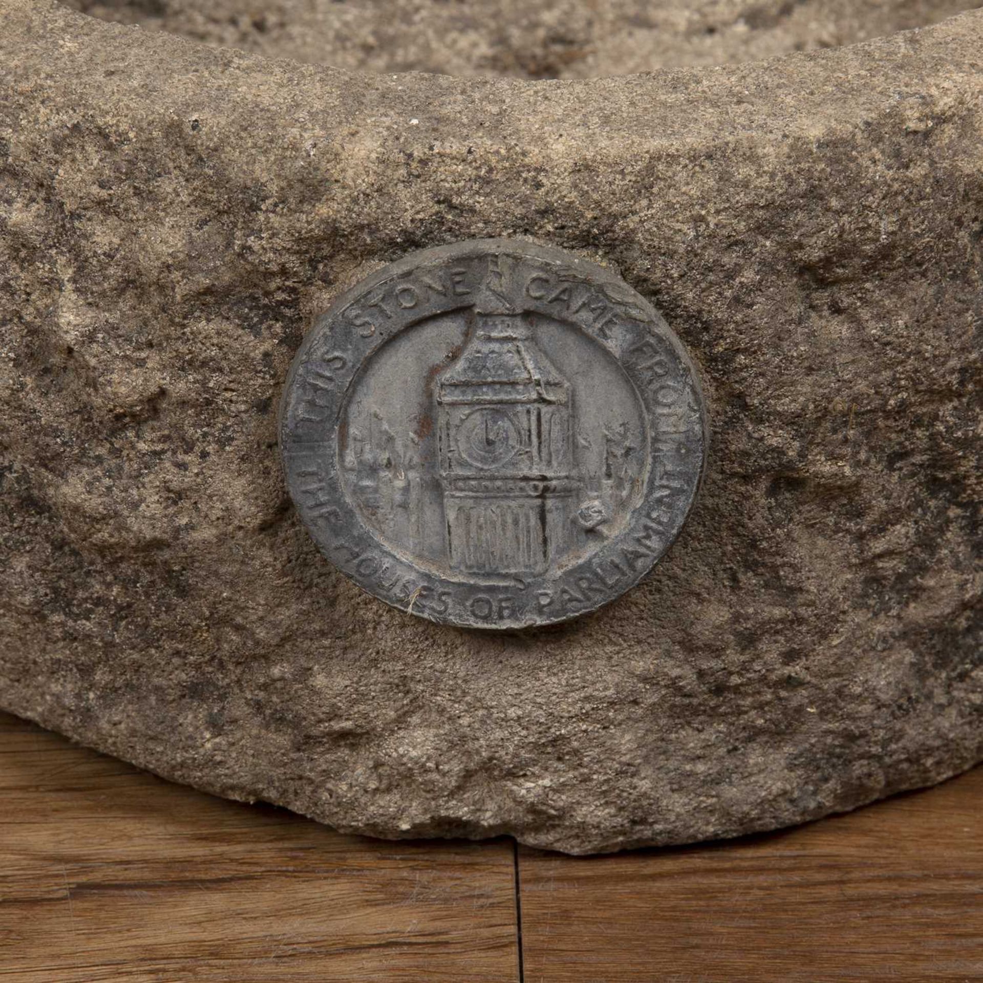 Rough hewn stone trough with label stating 'This stone came from the Houses of Parliament' 30cm - Image 2 of 4