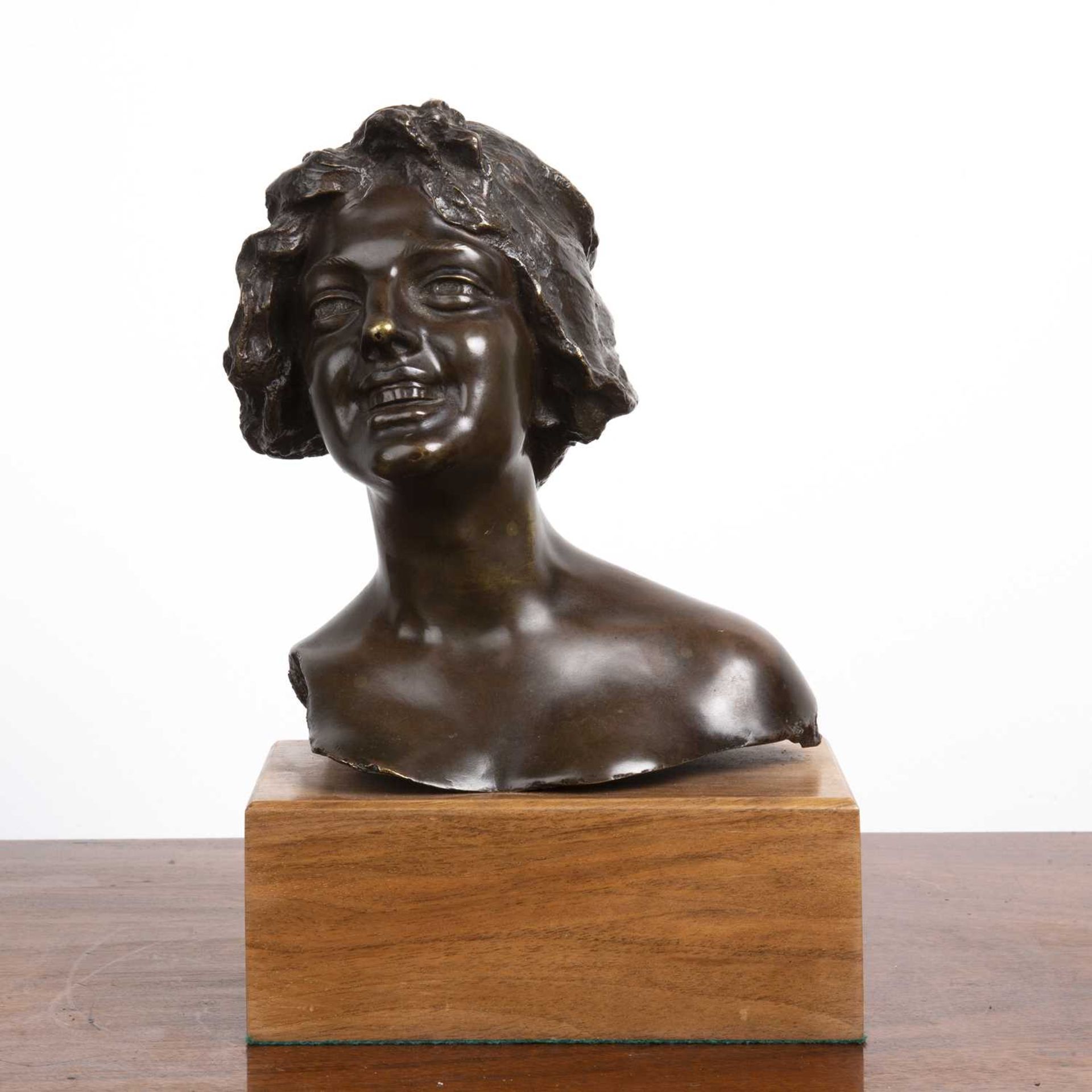 20th Century Italian School Bronze bust of a lady, on wooden block base with Napoli foundry mark - Bild 2 aus 5